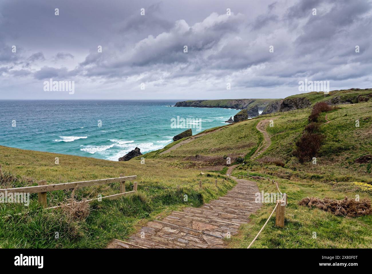 Die Küste von Bedruthan tritt an einem stürmischen Frühlingstag in North Cornwall ein. England Großbritannien Stockfoto