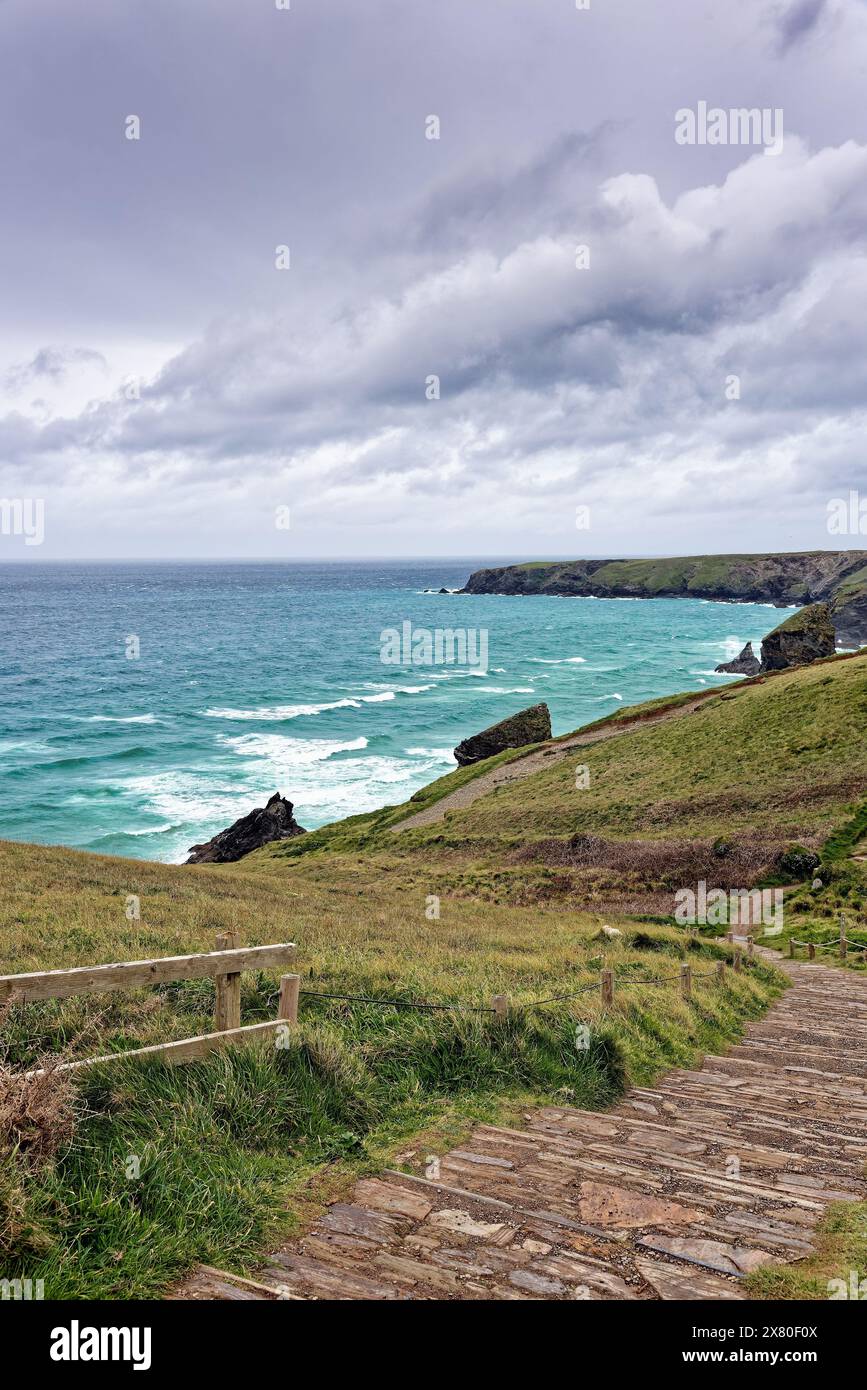 Die Küste von Bedruthan tritt an einem stürmischen Frühlingstag in North Cornwall ein. England Großbritannien Stockfoto