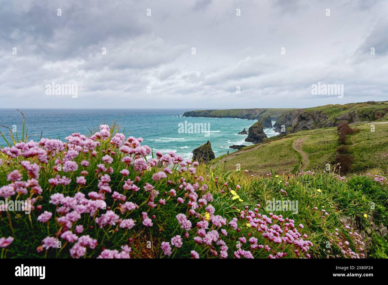 Die Küste von Bedruthan tritt an einem stürmischen Frühlingstag in North Cornwall ein. England Großbritannien Stockfoto