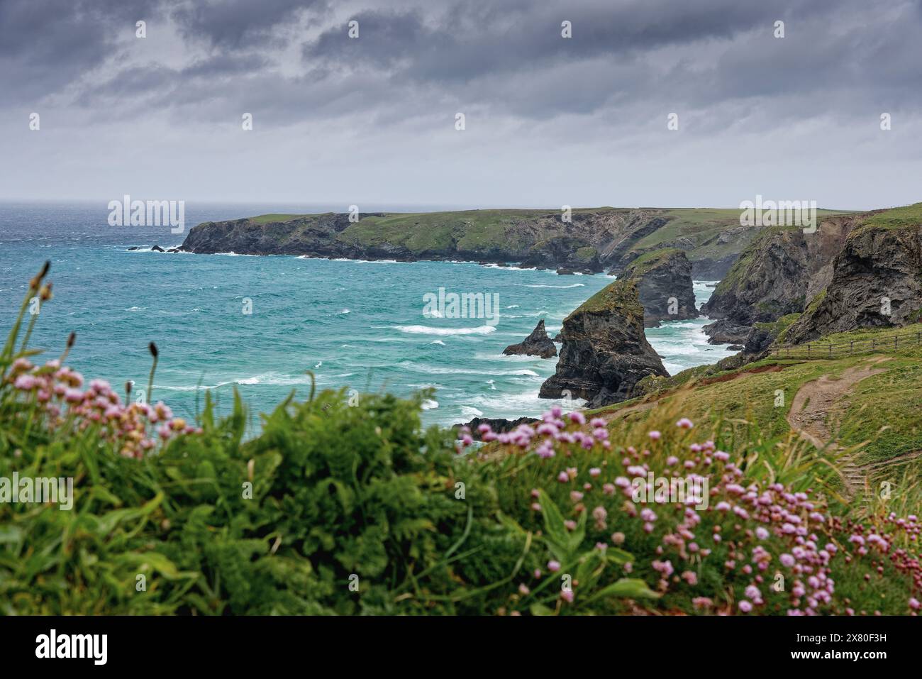 Die Küste von Bedruthan tritt an einem stürmischen Frühlingstag in North Cornwall ein. England Großbritannien Stockfoto