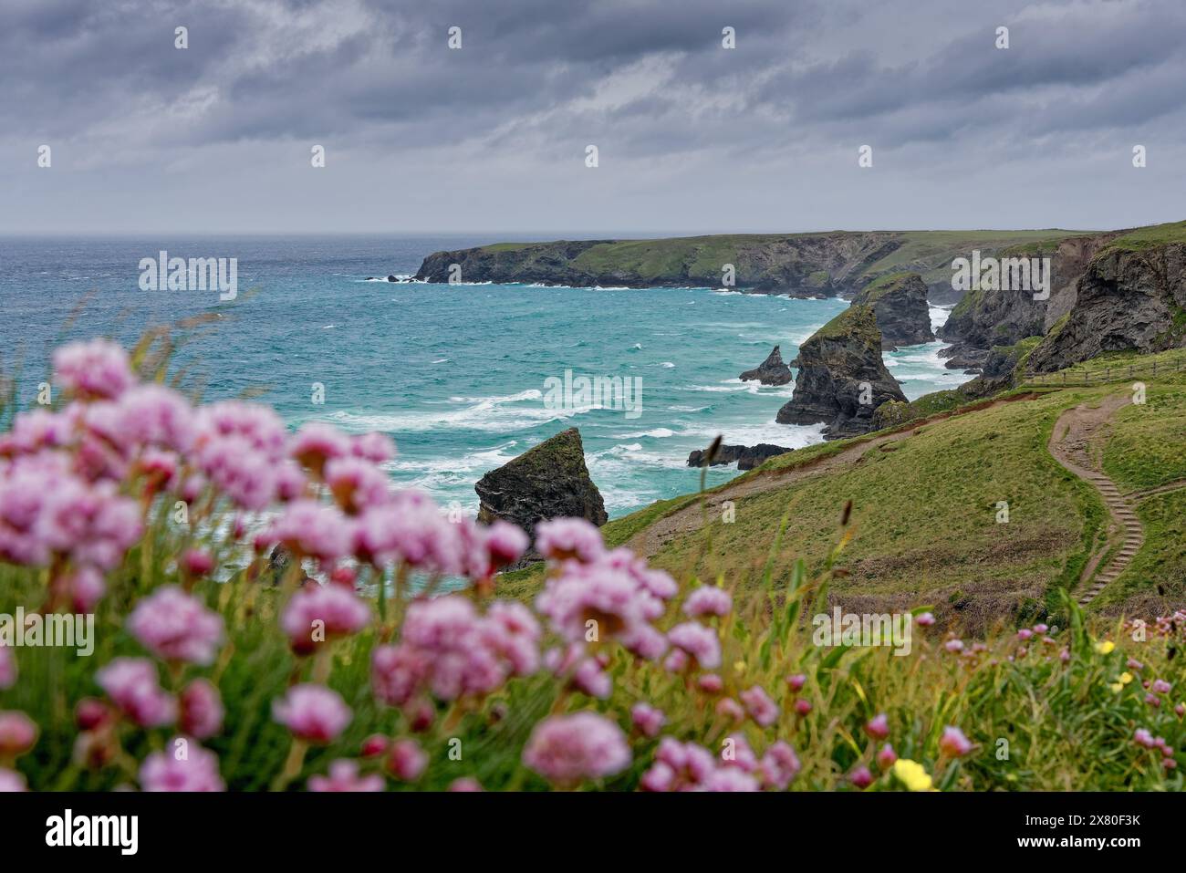 Die Küste von Bedruthan tritt an einem stürmischen Frühlingstag in North Cornwall ein. England Großbritannien Stockfoto