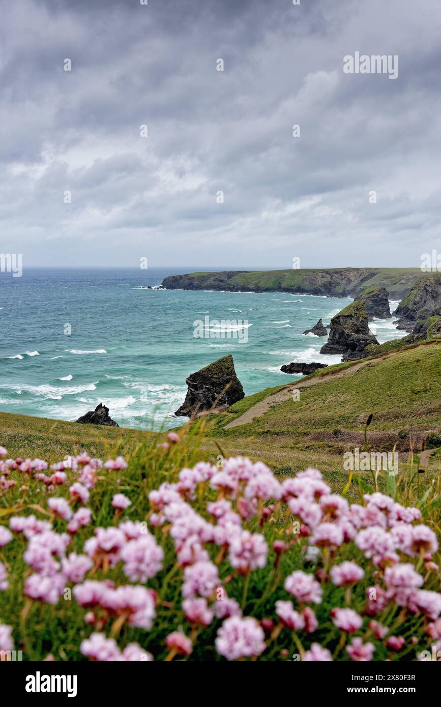 Die Küste von Bedruthan tritt an einem stürmischen Frühlingstag in North Cornwall ein. England Großbritannien Stockfoto