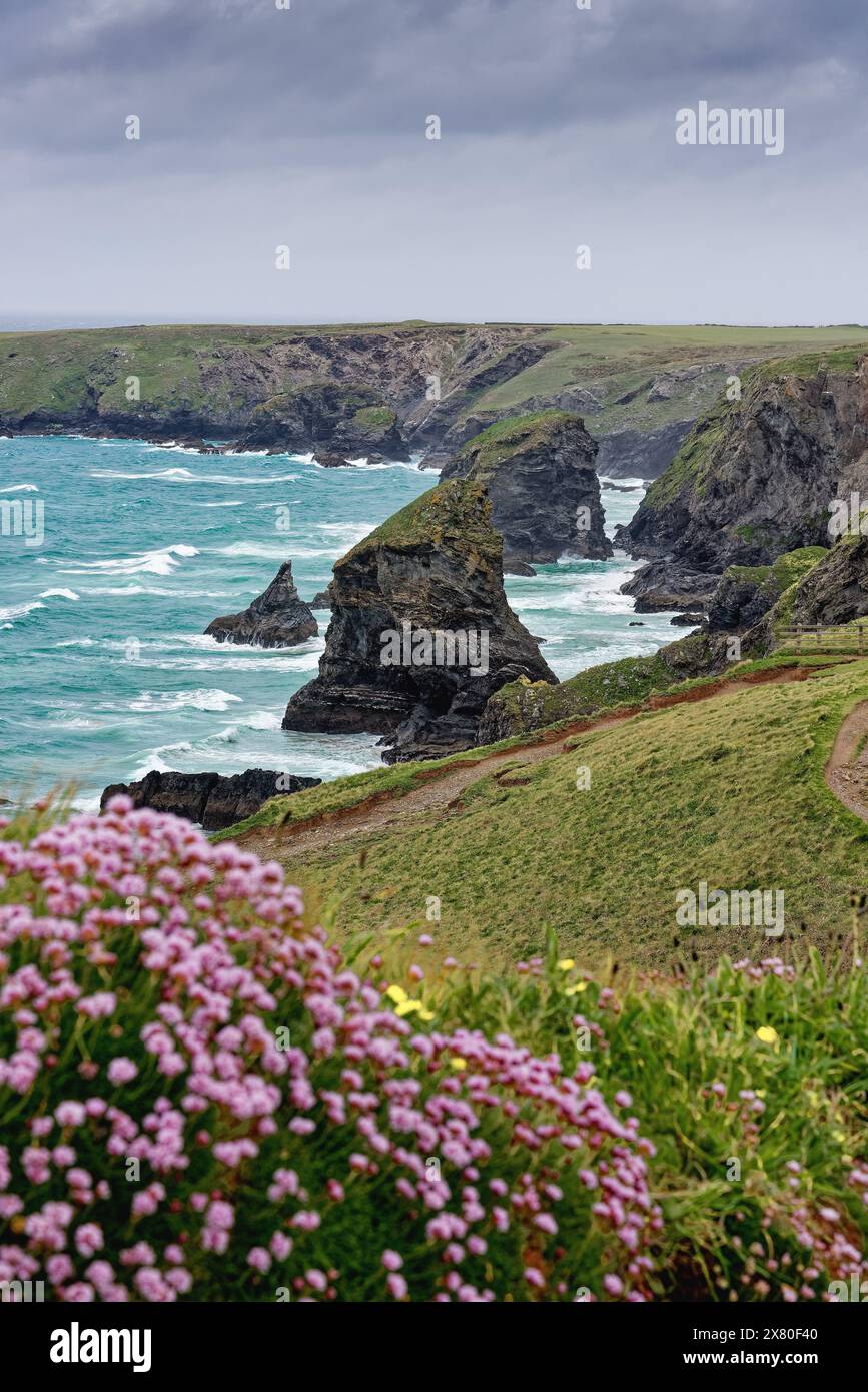 Die Küste von Bedruthan tritt an einem stürmischen Frühlingstag in North Cornwall ein. England Großbritannien Stockfoto