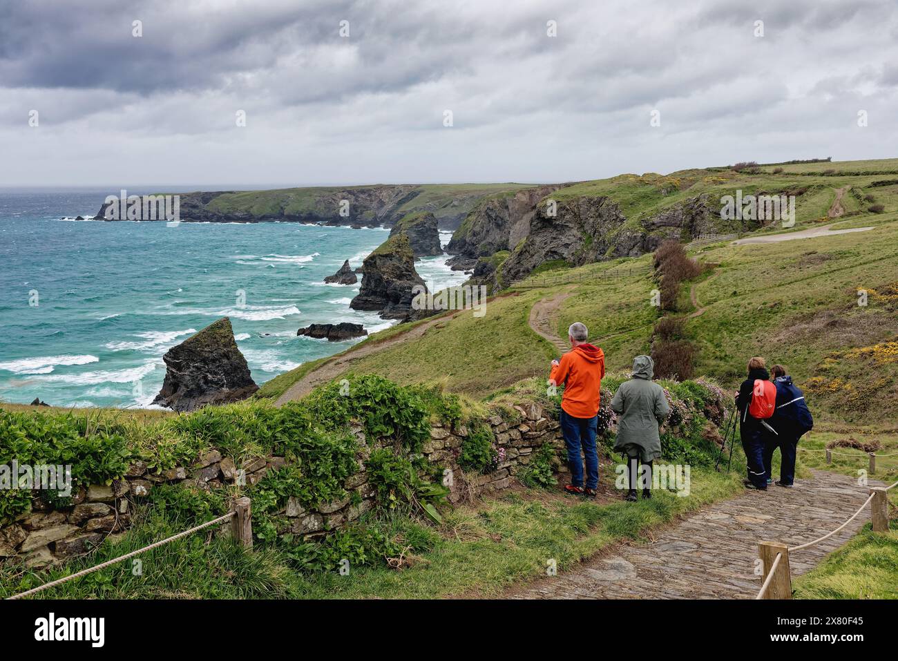 Ramblers genießen den spektakulären Blick auf die Küste von Bedruthan Steps North Cornwall an einem stürmischen Frühlingstag England Großbritannien Stockfoto