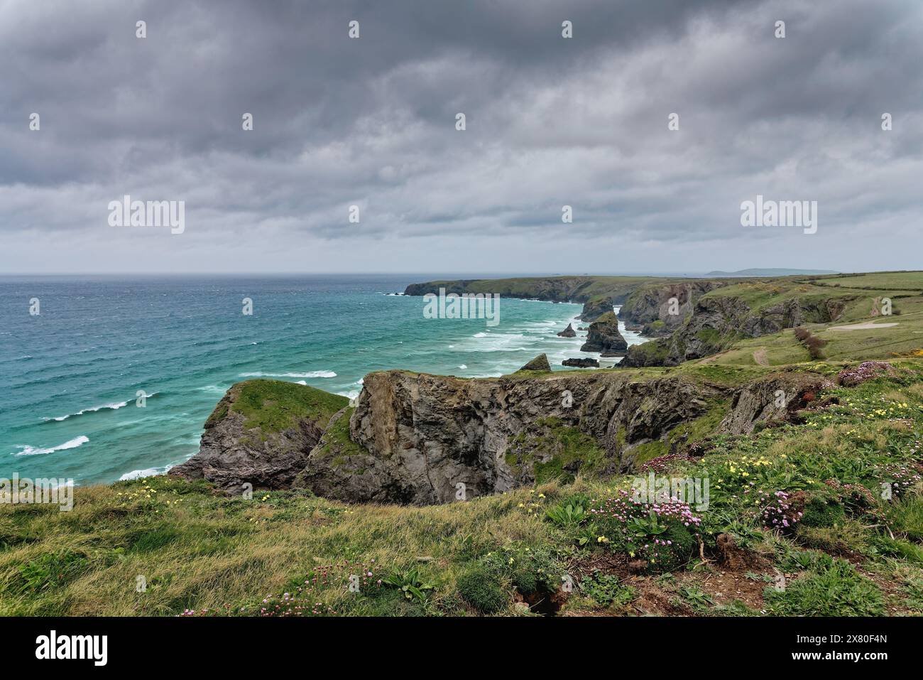 Die Küste von Bedruthan tritt an einem stürmischen Frühlingstag in North Cornwall ein. England Großbritannien Stockfoto