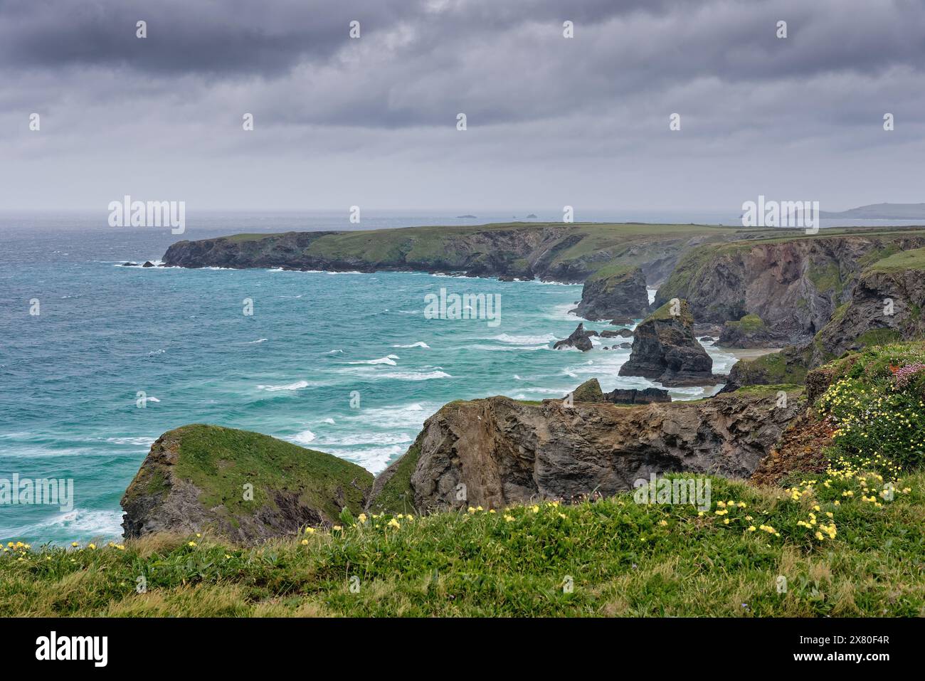 Die Küste von Bedruthan tritt an einem stürmischen Frühlingstag in North Cornwall ein. England Großbritannien Stockfoto