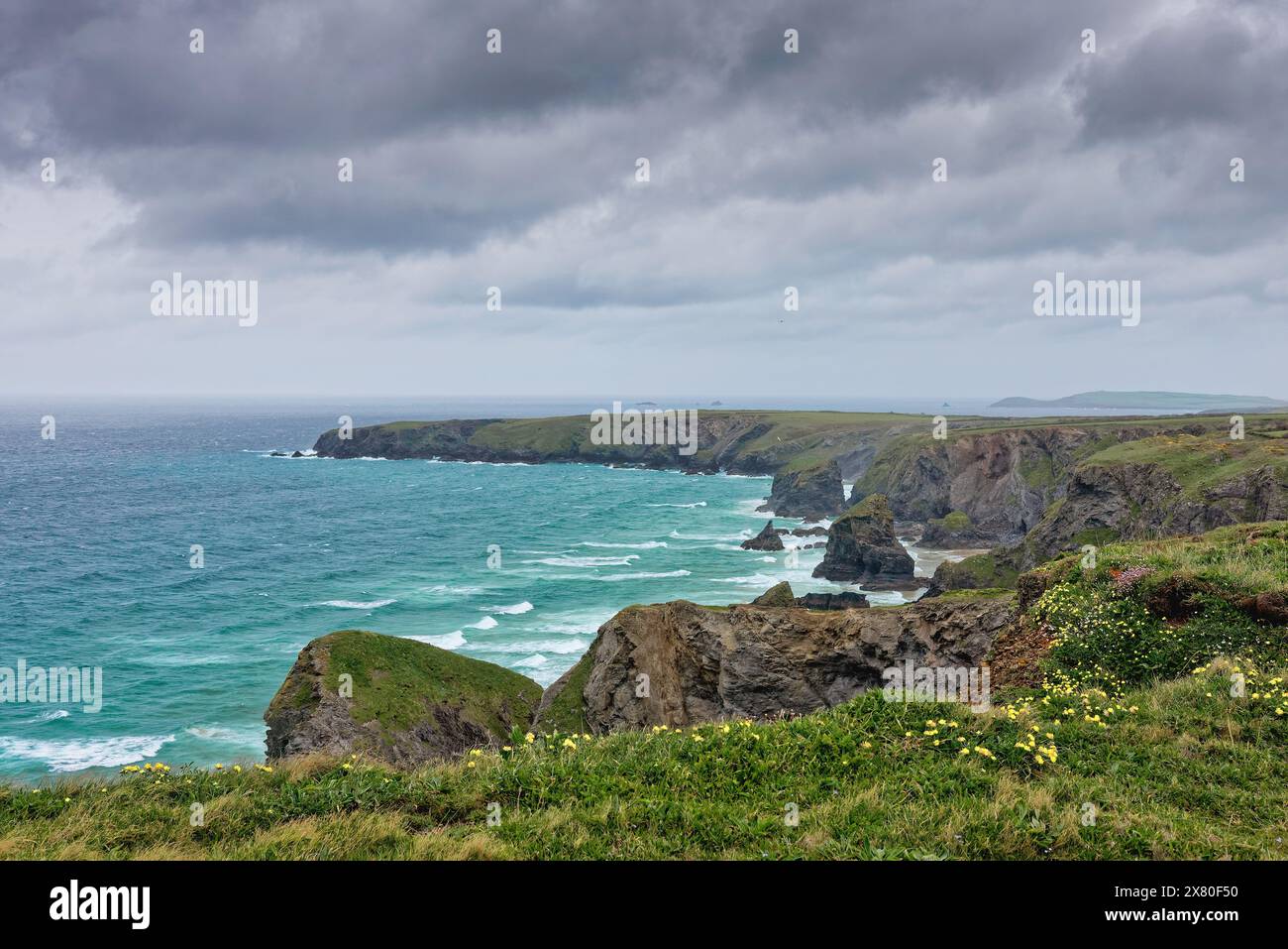 Die Küste von Bedruthan tritt an einem stürmischen Frühlingstag in North Cornwall ein. England Großbritannien Stockfoto
