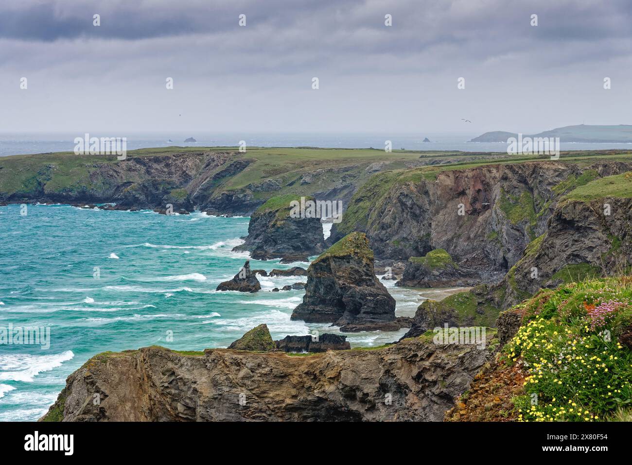 Die Küste von Bedruthan tritt an einem stürmischen Frühlingstag in North Cornwall ein. England Großbritannien Stockfoto