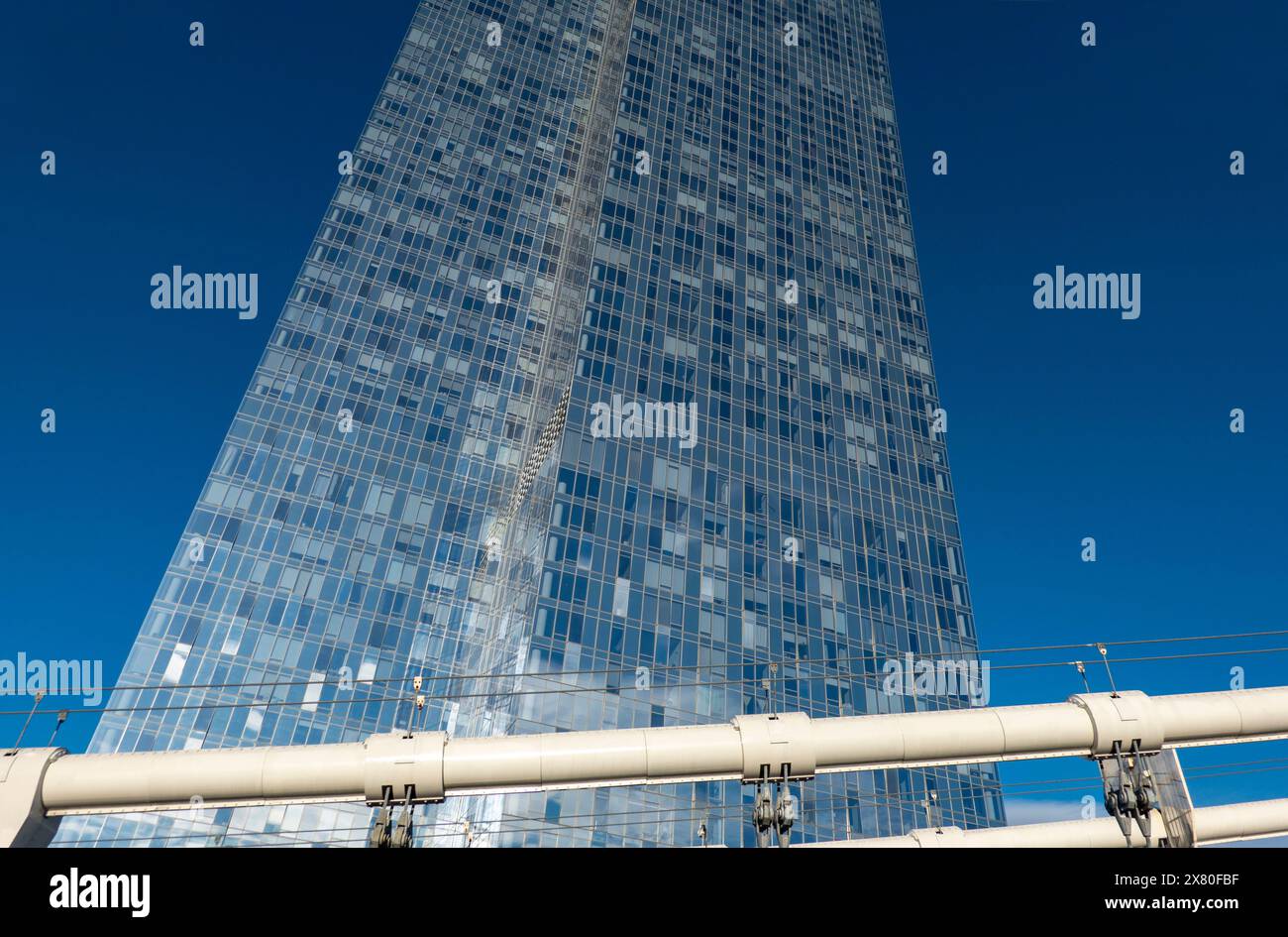 Blick auf den Manhattan Square (auch bekannt als 225 Cherry Street oder 252 South Street) luxuriöse Wohnhochhaus von Manhattan Bridge, New York City Stockfoto