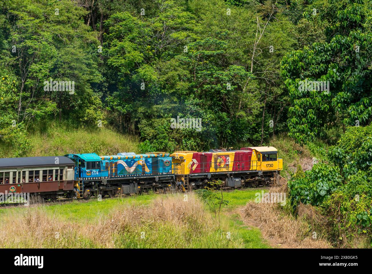 Die von zwei Diesellokomotiven gezogene Kuranda Scenic Railway führt durch die Barron Gorge in die Bergstadt Kuranda Stockfoto