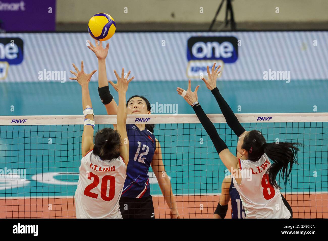 Manila, Philippinen. Mai 2024. Pang Wing Lam (C) von China's Hong Kong spitzt sich als Tu Linh Tran (L) und Thanh Thuy Le aus Vietnam während des Pool B-Spiels zwischen China und Vietnam beim Asian Women's Volleyball Challenge Cup 2024 in Manila, den Philippinen, am 22. Mai 2024. Quelle: Rouelle Umali/Xinhua/Alamy Live News Stockfoto