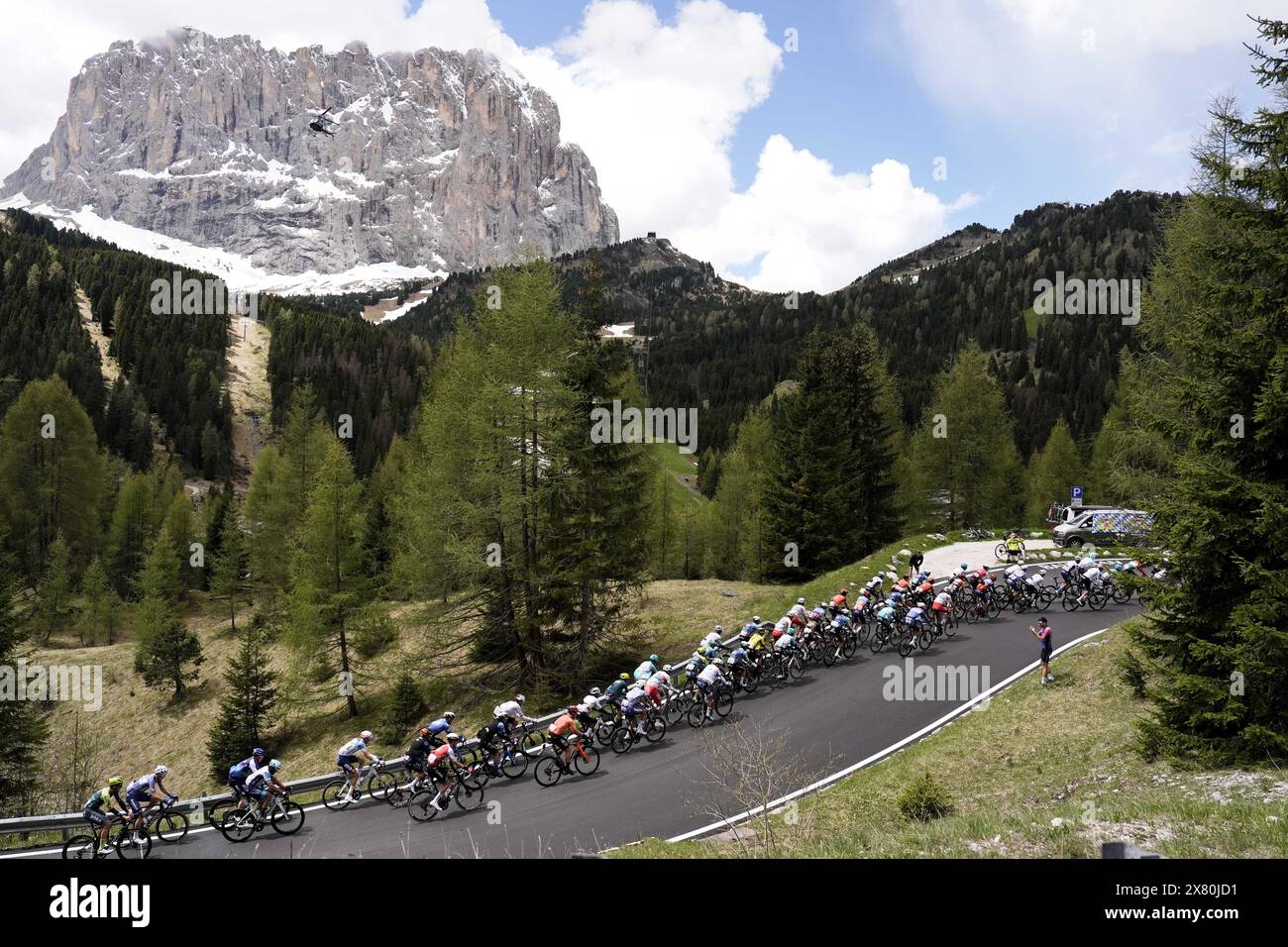 Das Paket fährt Fahrräder während der 17. Etappe des Giro d'Italia von Wolkenstein in Gröden bis zum Brocon-Passo, Italien - Mittwoch, 22. Mai 2024 - Sport, Radfahren (Foto: Fabio Ferrari / LaPresse) Stockfoto