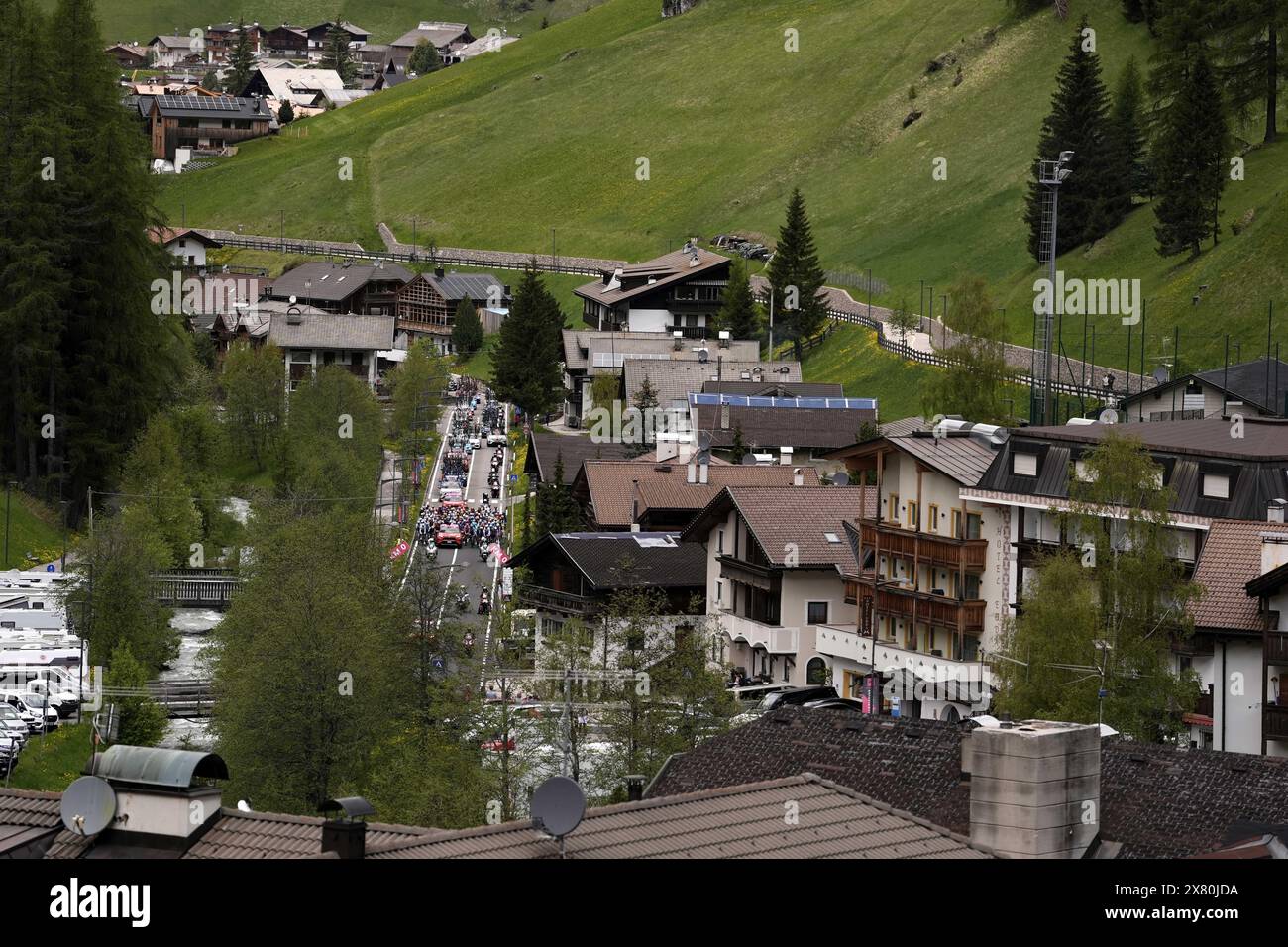 Das Paket fährt Fahrräder während der 17. Etappe des Giro d'Italia von Wolkenstein in Gröden bis zum Brocon-Passo, Italien - Mittwoch, 22. Mai 2024 - Sport, Radfahren (Foto: Fabio Ferrari / LaPresse) Stockfoto