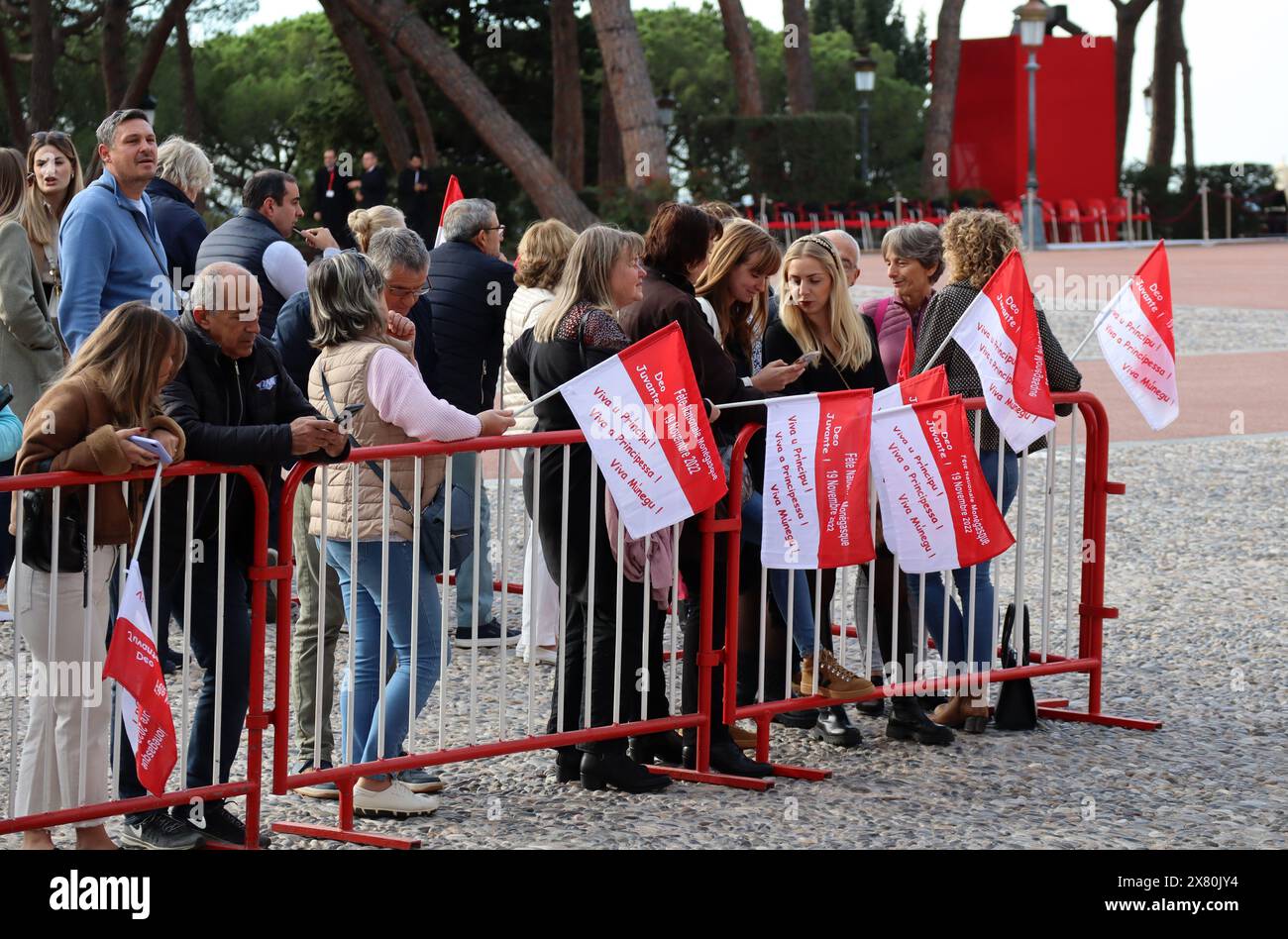 Monaco, Monaco - 11.19.2022: Bewohner von Monaco am Nationalfeiertag mit den Fahnen des Fürstentums Stockfoto