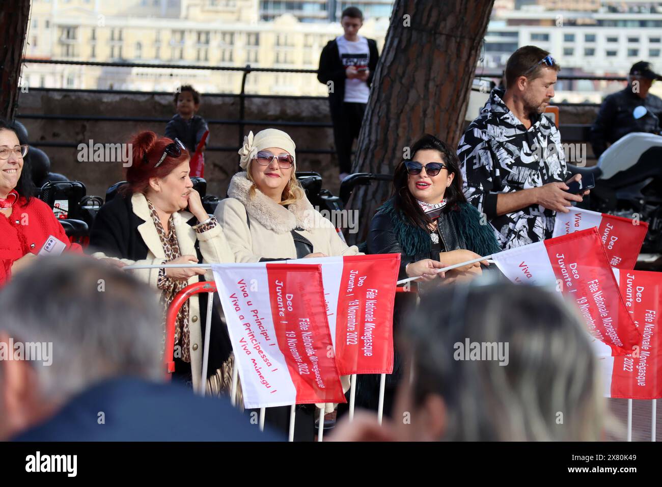 Monaco, Monaco - 11.19.2022: Bewohner von Monaco am Nationalfeiertag mit den Fahnen des Fürstentums Stockfoto