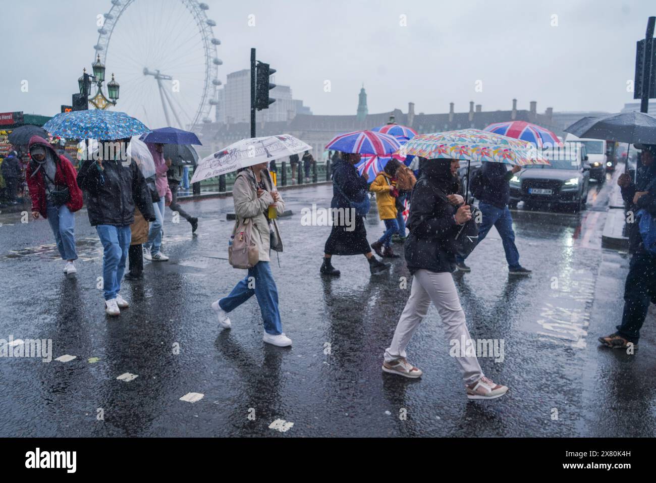 Westminster, London, Großbritannien. Mai 2024. Fußgänger auf der Westminster Bridge trotzen den starken Regenschauern. Eine Wetterwarnung wurde für Überschwemmungen und Gewitter in London und Südengland veröffentlicht Credit: amer ghazzal/Alamy Live News Stockfoto