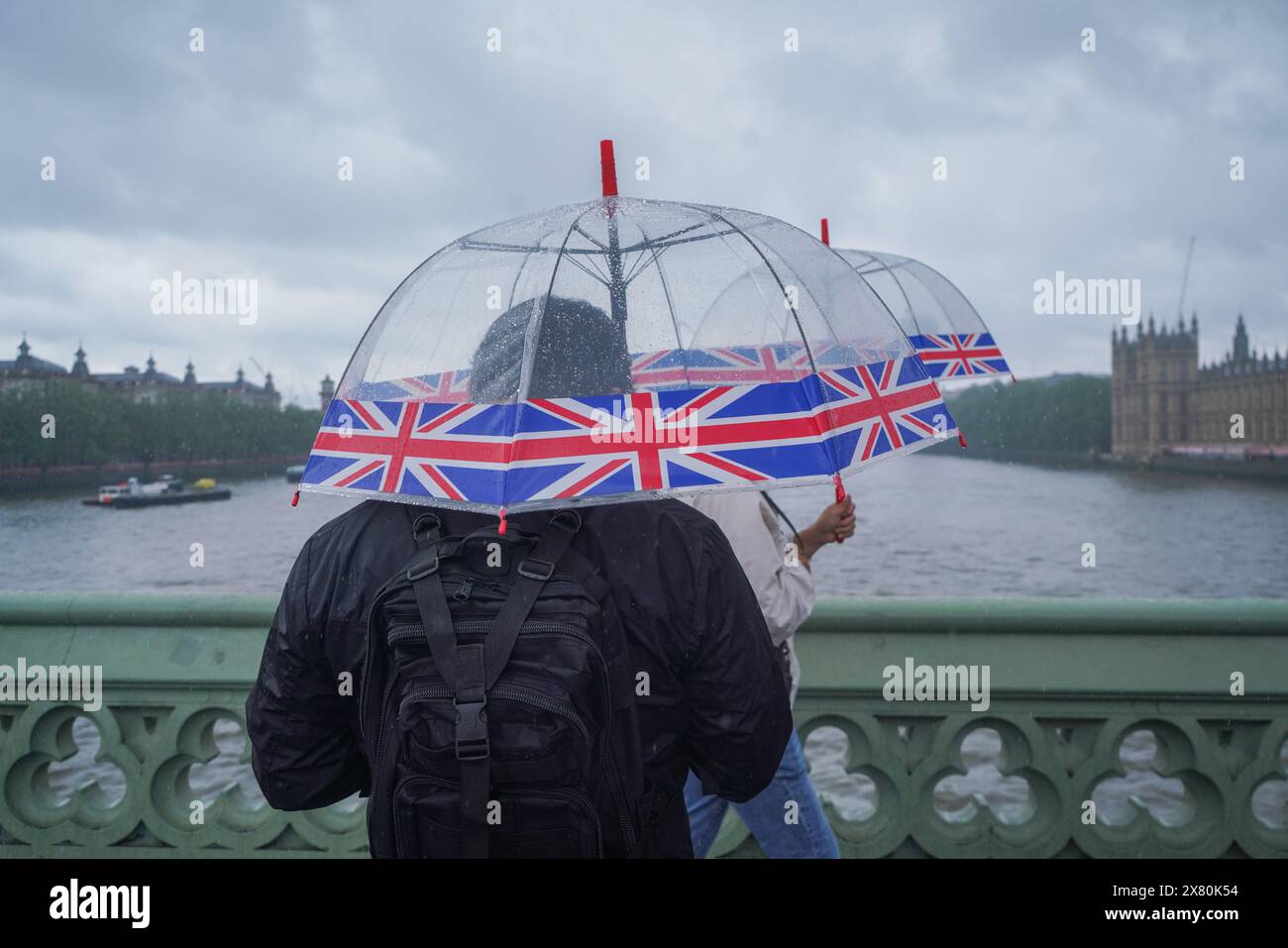 Westminster, London, Großbritannien. Mai 2024. Fußgänger auf der Westminster Bridge trotzen den starken Regenschauern. Eine Wetterwarnung wurde für Überschwemmungen und Gewitter in London und Südengland veröffentlicht Credit: amer ghazzal/Alamy Live News Stockfoto
