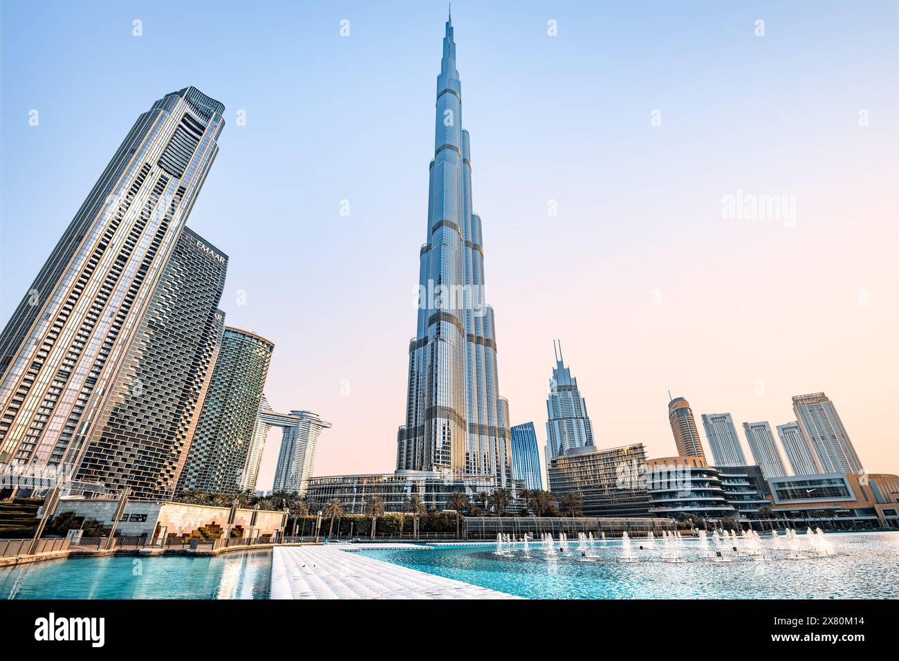 DUBAI, VAE - 27. Juni 2023 der berühmte Burj Khalifa in der frühen Morgensonne Stockfoto