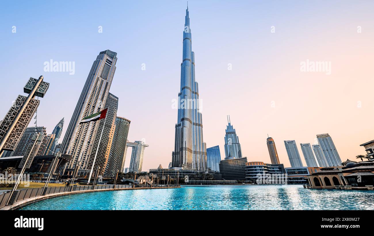 DUBAI, VAE - 27. Juni 2023 der berühmte Burj Khalifa in der frühen Morgensonne Stockfoto