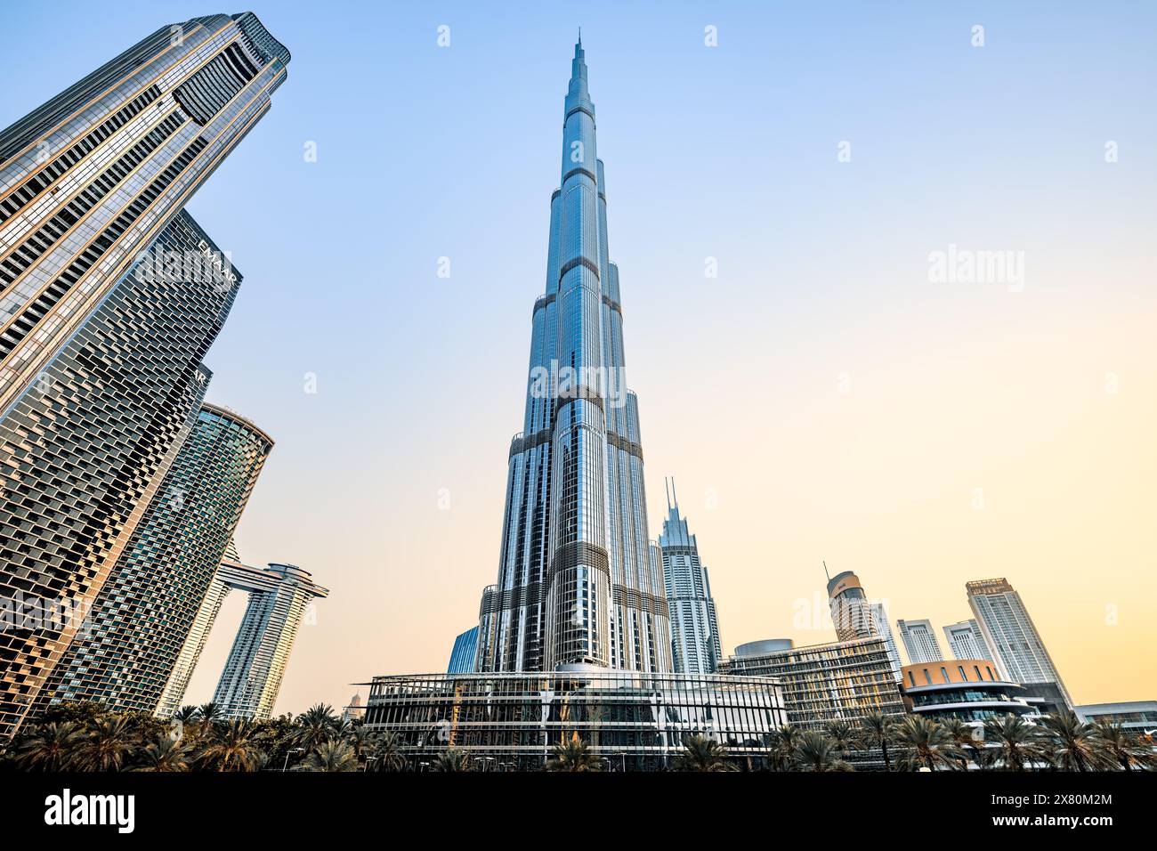 DUBAI, VAE - 27. Juni 2023 der berühmte Burj Khalifa in der frühen Morgensonne Stockfoto