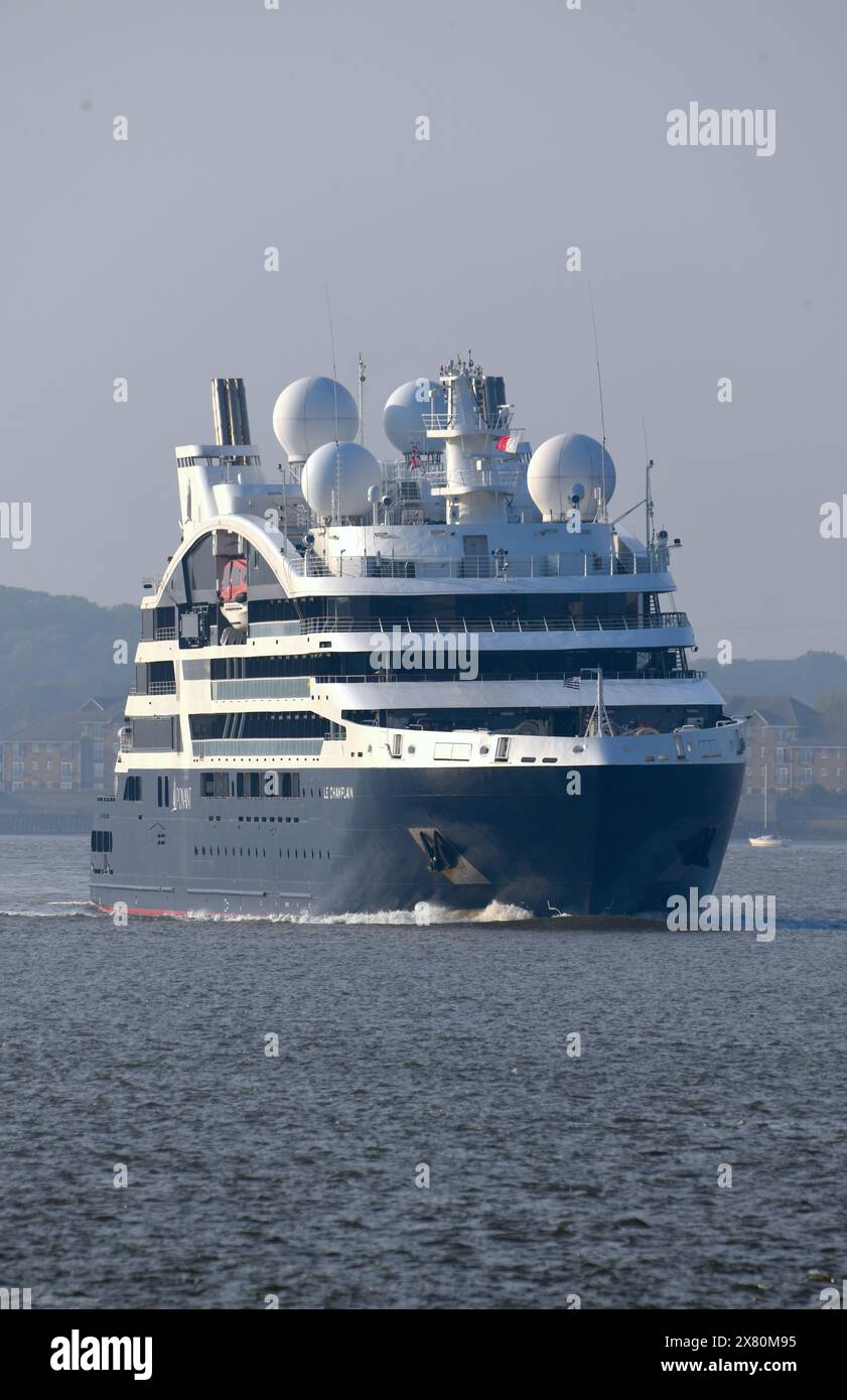 Das ultraluxuriöse Kreuzfahrtschiff Le Champlain, das nach einem Besuch in London die Themse in der Nähe von Gravesend in Kent kreuzt. Das Schiff wird von Ponant an betrieben Stockfoto