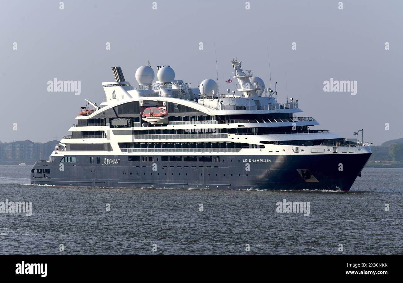 Das ultraluxuriöse Kreuzfahrtschiff Le Champlain, das nach einem Besuch in London die Themse in der Nähe von Gravesend in Kent kreuzt. Das Schiff wird von Ponant an betrieben Stockfoto
