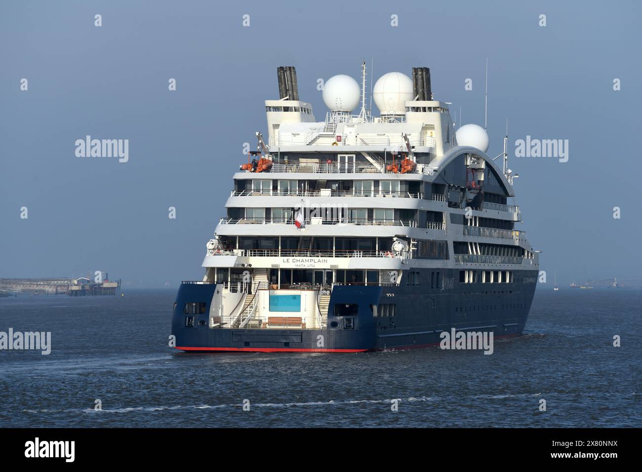 Das ultraluxuriöse Kreuzfahrtschiff Le Champlain, das nach einem Besuch in London die Themse in der Nähe von Gravesend in Kent kreuzt. Das Schiff wird von Ponant an betrieben Stockfoto