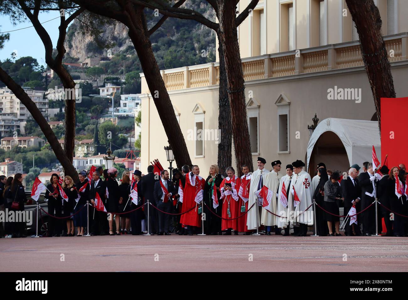 Monaco, Monaco - 11.19.2022: Bewohner von Monaco am Nationalfeiertag mit den Fahnen des Fürstentums Stockfoto