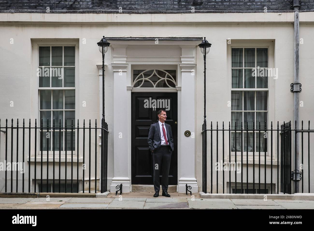 London, Großbritannien. Mai 2024. Jeremy Hunt, Finanzkanzler, wartet vor der Downing Street 11 auf Kristalina Georgieva, die geschäftsführende Direktorin des Internationalen Währungsfonds, und ihre Delegation. Das Verhalten des IWF und eingehende Betrachtung der britischen Wirtschaft in diesem Monat wird erwartet, dass Beamte den jährlichen Gesundheitscheck durchführen und auch genau prüfen, ob Steuer- oder Ausgabenkürzungen nach den Parlamentswahlen in diesem Jahr empfohlen werden. Quelle: Imageplotter/Alamy Live News Stockfoto