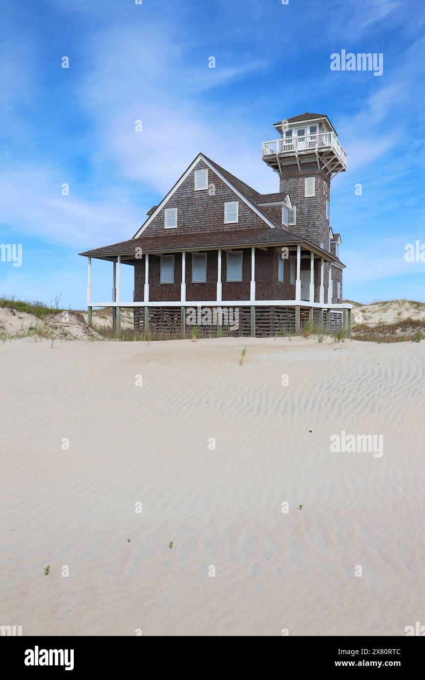 Historische Oregon Inlet lebensrettende Station auf Pea Island bei Rodanthe, an den äußeren Ufern von North Carolina vertikal Stockfoto