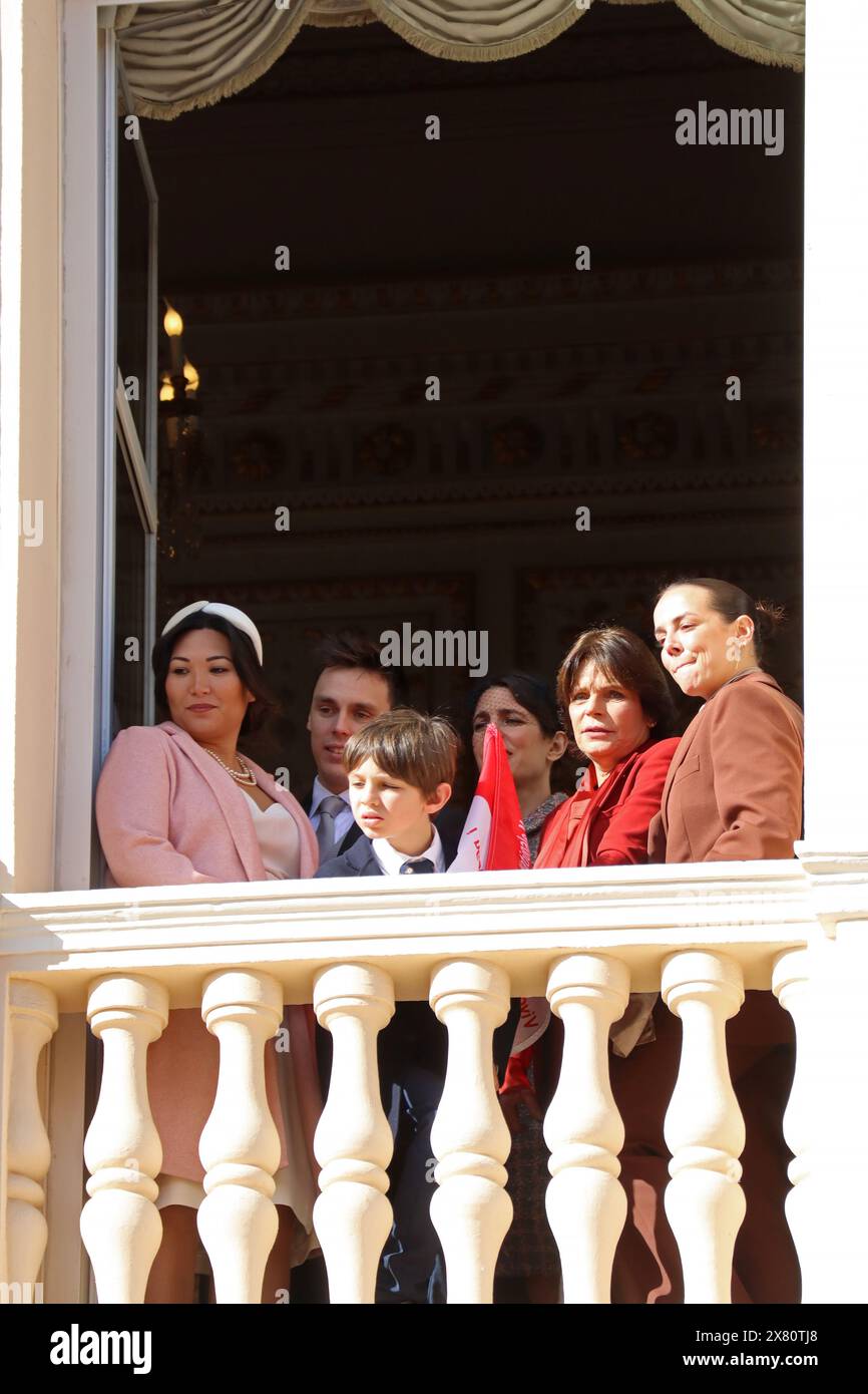 Monaco, Monaco - 11.19.2022 : die fürstliche Familie Grimaldi einschließlich Prinzessin Stephanie begrüßt die Bewohner des Fürstentums aus dem Fenster des Fürstentums Stockfoto