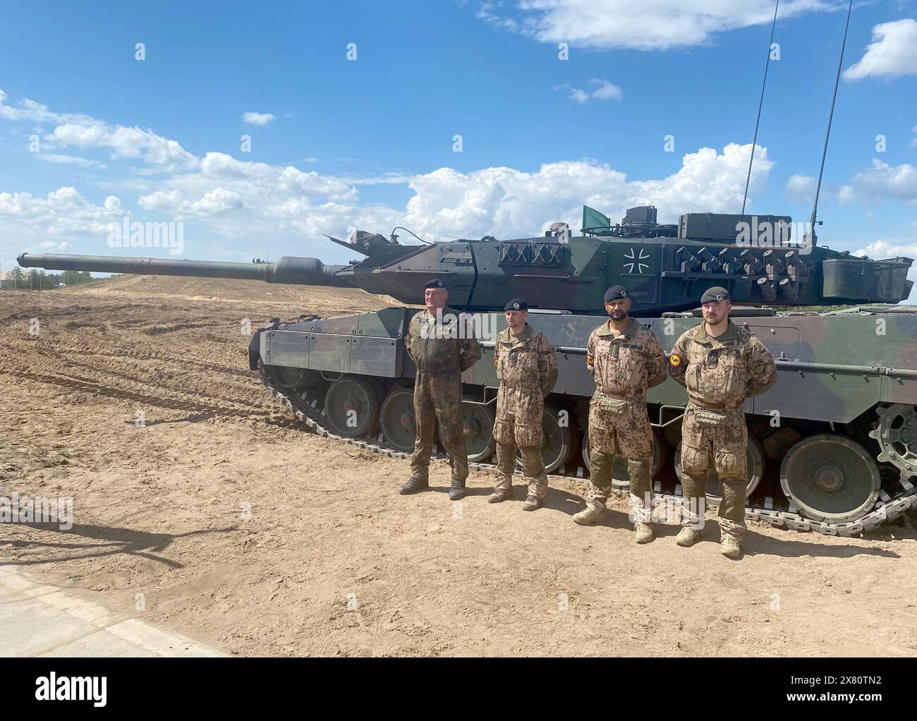 Pabrade, Litauen. Mai 2024. Deutsche Soldaten stehen vor einem Leopard-2-Panzer. Auf der Militärbasis nehmen deutsche Soldaten an der NATO-Verteidigungsübung "standhafter Verteidiger" Teil - dem größten NATO-Manöver seit dem Ende des Kalten Krieges vor rund 35 Jahren. Quelle: Alexander Welscher/dpa/Alamy Live News Stockfoto
