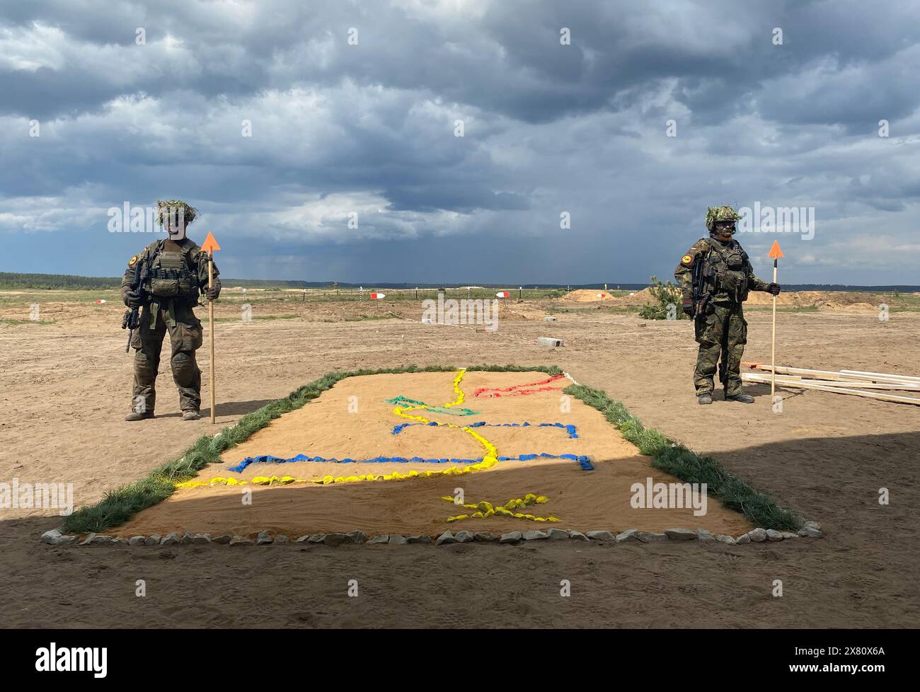 Pabrade, Litauen. Mai 2024. Zwei Soldaten stehen vor einer Sandgrube mit dem Übungsszenario. Auf der Militärbasis Pabrade nehmen deutsche Soldaten an der NATO-Verteidigungsübung "standhafter Verteidiger" Teil - dem größten NATO-Manöver seit dem Ende des Kalten Krieges vor rund 35 Jahren. Quelle: Alexander Welscher/dpa/Alamy Live News Stockfoto