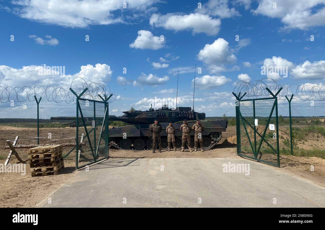 Pabrade, Litauen. Mai 2024. Deutsche Soldaten stehen vor einem Leopard-2-Panzer. Auf der Militärbasis Pabrade nehmen deutsche Soldaten an der NATO-Verteidigungsübung "standhafter Verteidiger" Teil - dem größten NATO-Manöver seit dem Ende des Kalten Krieges vor rund 35 Jahren. Quelle: Alexander Welscher/dpa/Alamy Live News Stockfoto