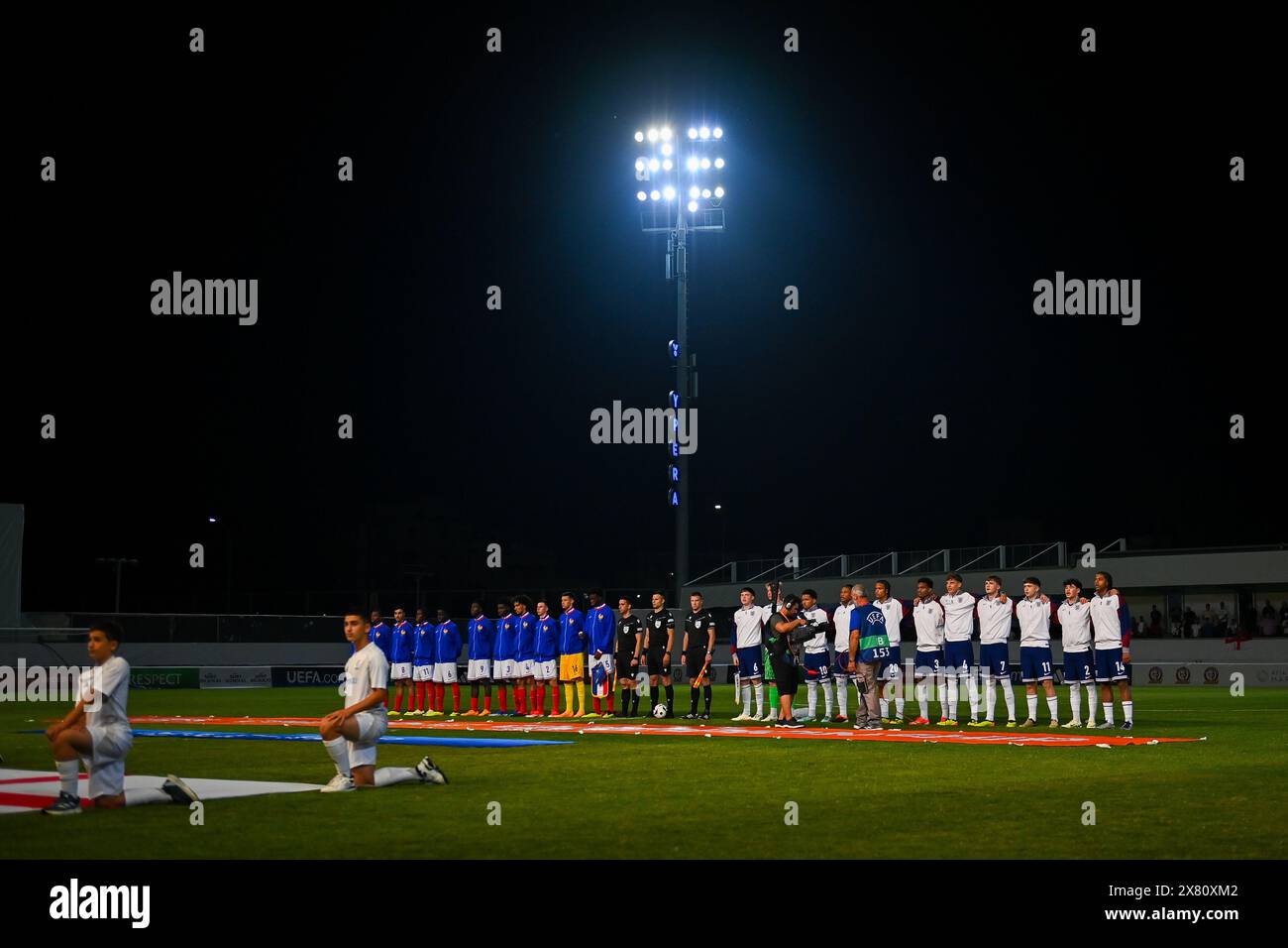 Larnaka, Zypern, 21. Mai 2024. Beide Mannschaften stehen für die Nationalhymnen vor dem U17-Spiel der Gruppe D zwischen Frankreich und England in Zypern an. Quelle: TeeGeePix/Alamy Live News Stockfoto