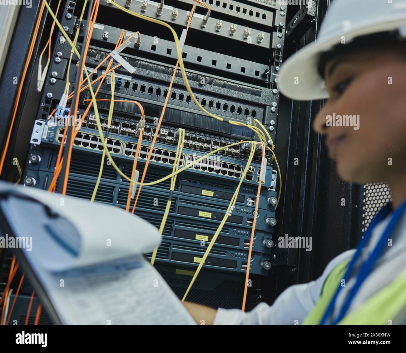 Netzwerktechniker, Dokumentenraum und Serverraum für Internetinfrastruktur und Computerbeleuchtung. Frau, IT-Support und Cybersicherheit mit Data Center Stockfoto