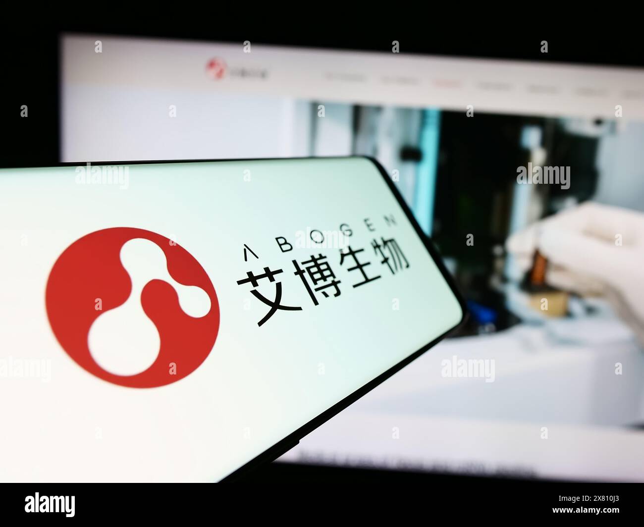 Mobiltelefon mit Logo des chinesischen Unternehmens Suzhou Abogen Biosciences Co. Ltd. Vor der Business-Website. Fokussieren Sie sich auf die linke Mitte des Telefondisplays. Stockfoto