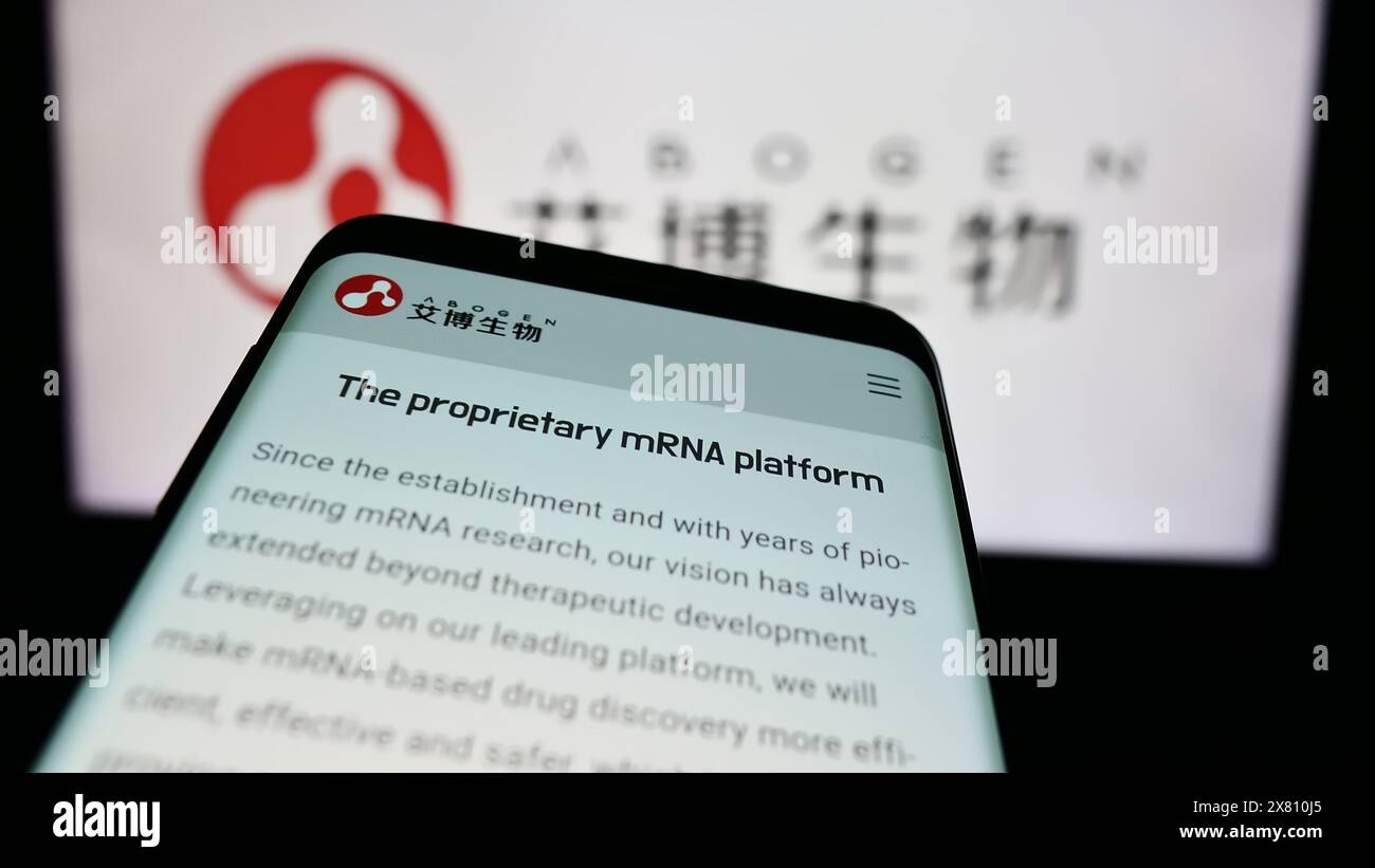 Mobiltelefon mit Webseite des chinesischen Unternehmens Suzhou Abogen Biosciences Co. Ltd. Vor dem Geschäftslogo. Fokussieren Sie sich oben links auf der Telefonanzeige. Stockfoto