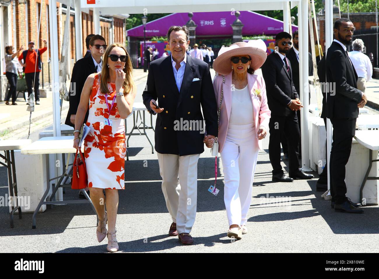 Joan Collins und ihr Ehemann Percy Gibson besuchten die RHS 2024 Chelsea Flower Show am 20. Mai. Stockfoto