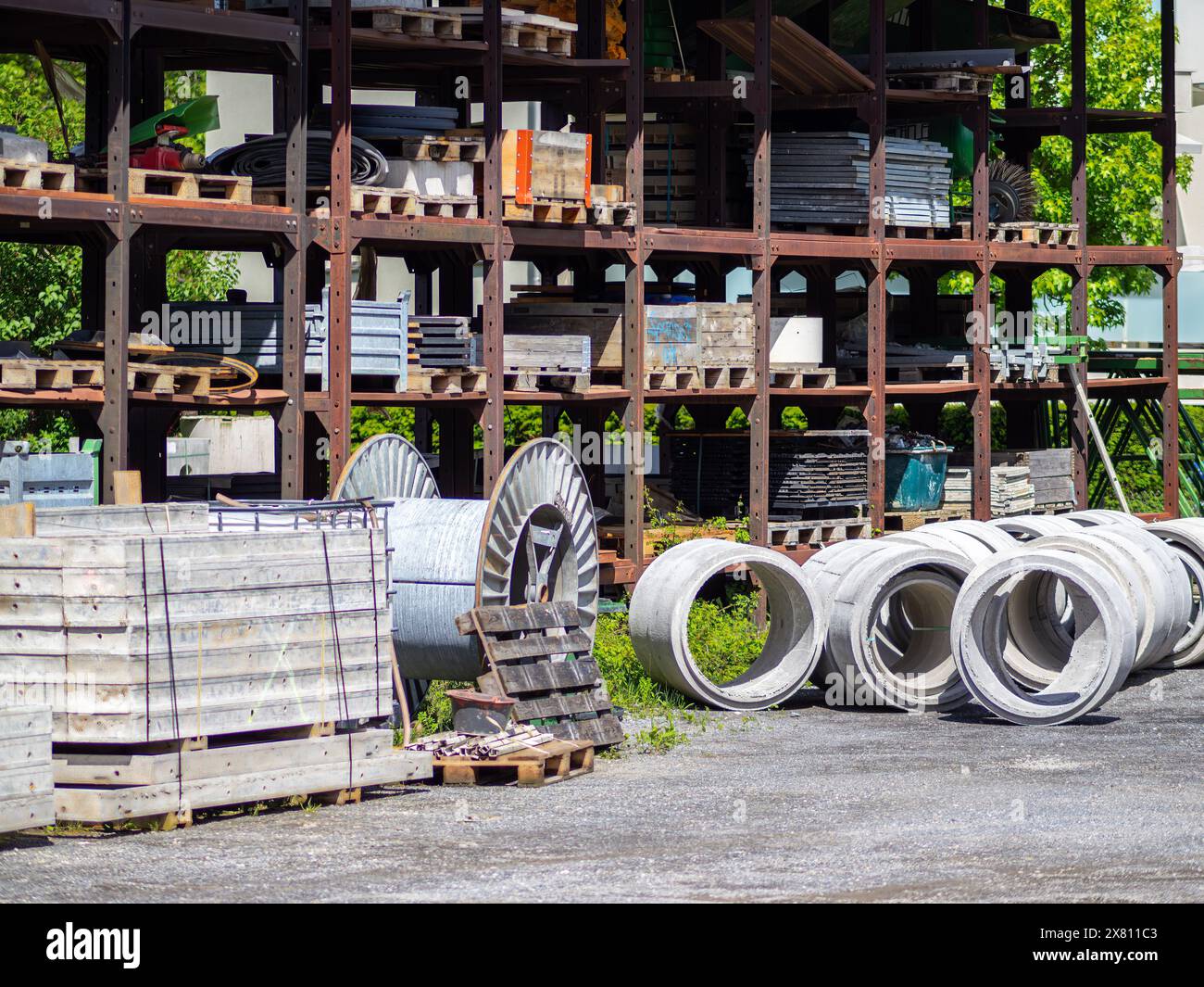 Ein organisierter industrieller Außenlagerbereich mit Metallregalen für verschiedene Materialien Stockfoto