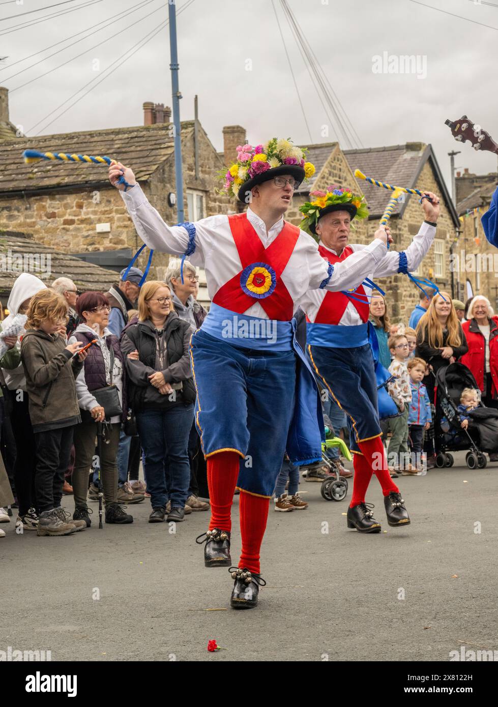 Morris-Tänzer treten auf dem Masham Market Place auf der jährlichen Schafmesse in Großbritannien auf Stockfoto