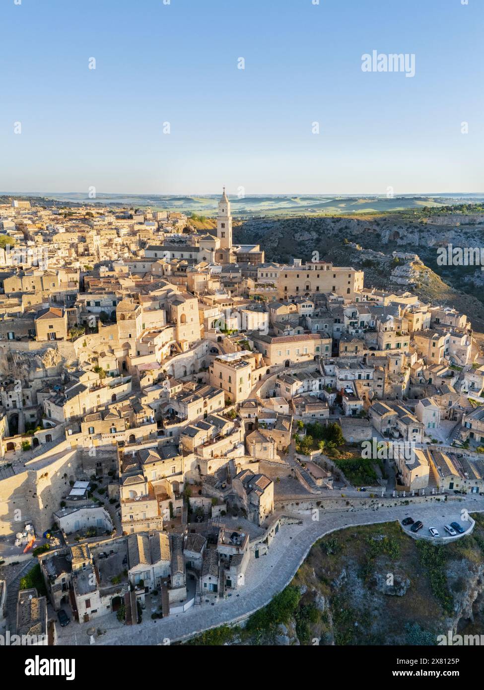 Blick aus der Vogelperspektive auf Sassi di Matera, die Altstadt, die aus den Felsen gemeißelt wurde und zum UNESCO-Weltkulturerbe Matera Matera-Viertel Basilicata Süditalien, EU Stockfoto