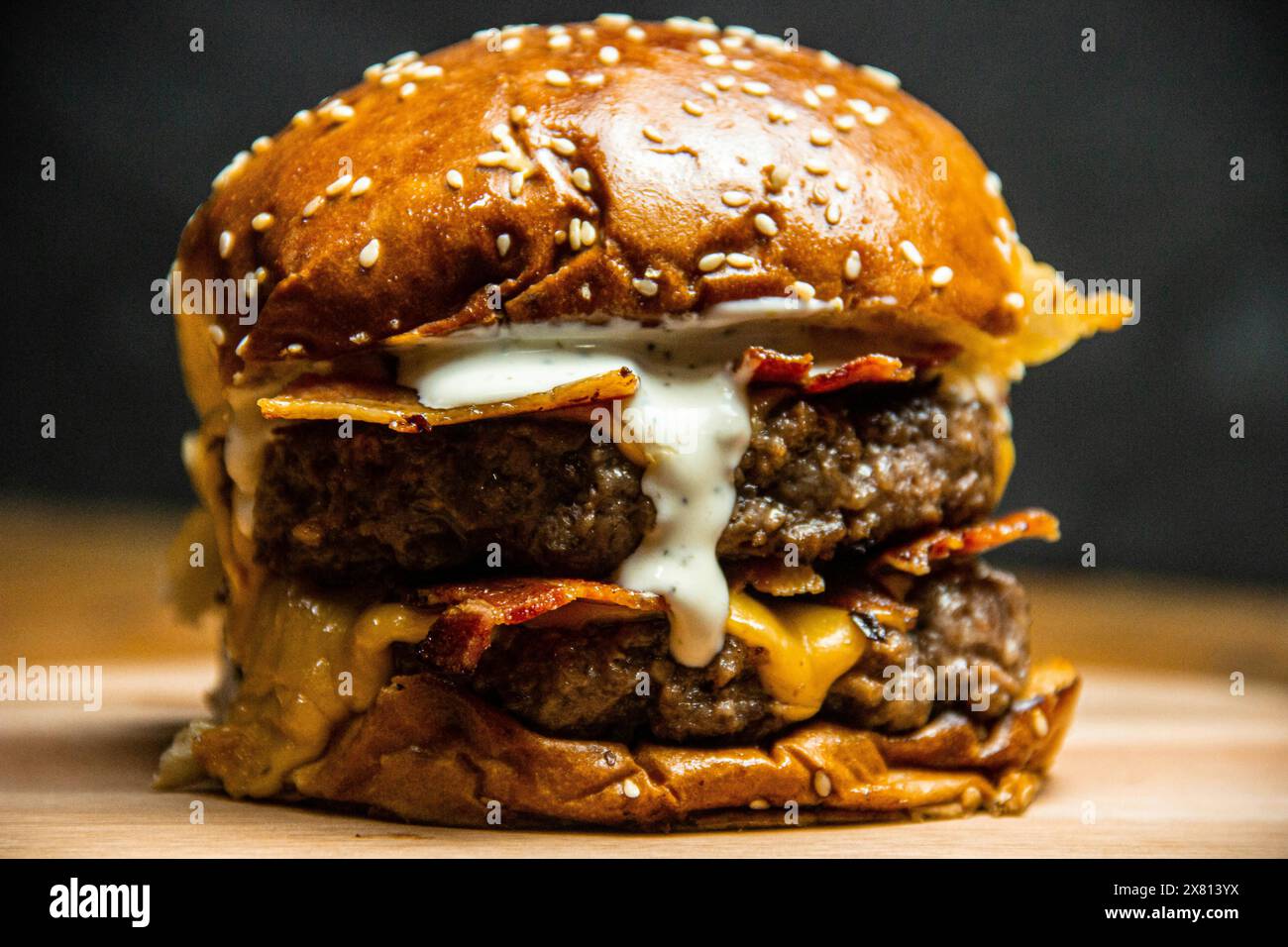 Gourmet-Cheeseburger mit Salat, Tomate und Speck Stockfoto