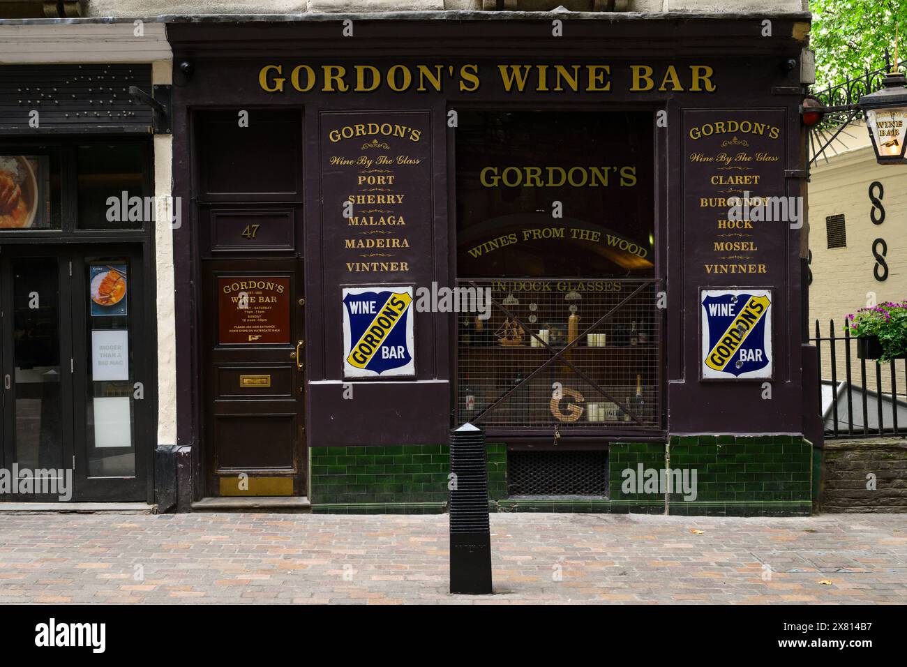 Gordon's Wine Bar, bekannt als die älteste Weinbar Londons, wurde 1890 gegründet und befindet sich in stimmungsvollen unterirdischen Räumen Stockfoto