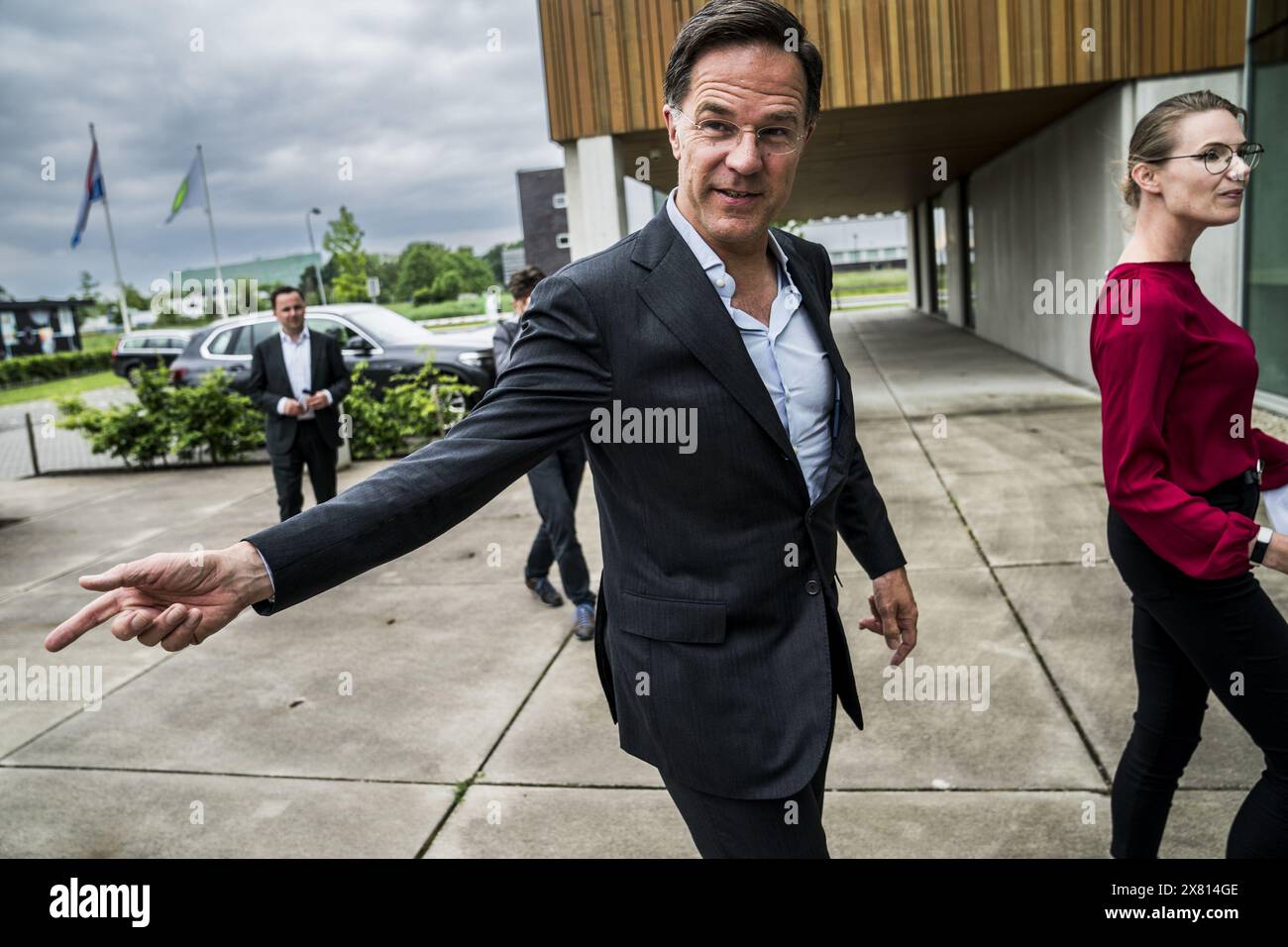 GRONINGEN - der scheidende Premierminister Mark Rutte führt während eines Arbeitsbesuchs in der Provinz Groningen durch das Avebe Innovation Center auf dem Zernike Campus. Der Besuch konzentriert sich auf die langfristige wirtschaftliche Agenda, die Teil von Nij Begonnen ist, das breite Maßnahmenpaket zur Schadensbeseitigung, die Umsetzung der Verstärkung sowie die sozialen und wirtschaftlichen Perspektiven für Groningen und Nord-Drenthe. ANP SIESE VEENSTRA niederlande Out - belgien Out Stockfoto