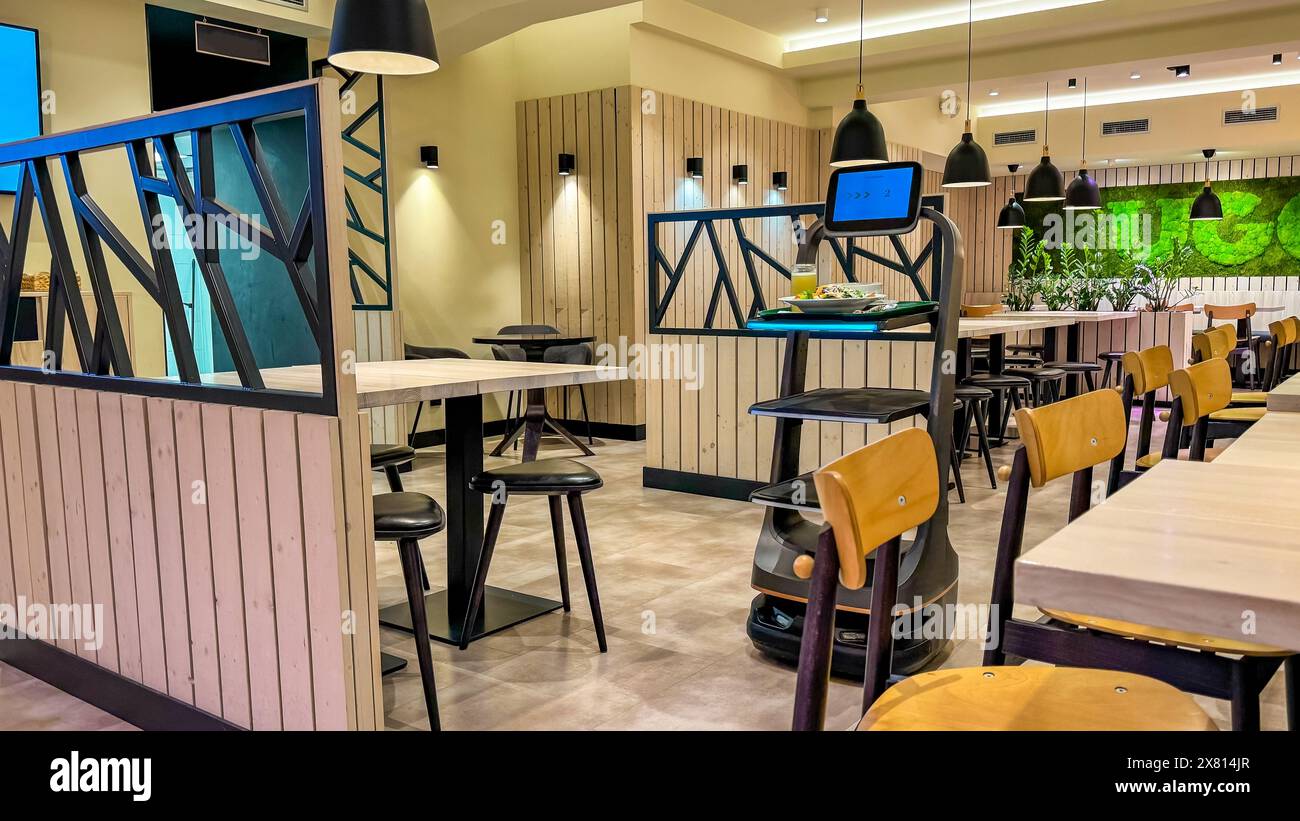 Prag, Tschechische Republik - 20. Mai 2024: Roboter servieren Essen im Restaurant UGO Stockfoto