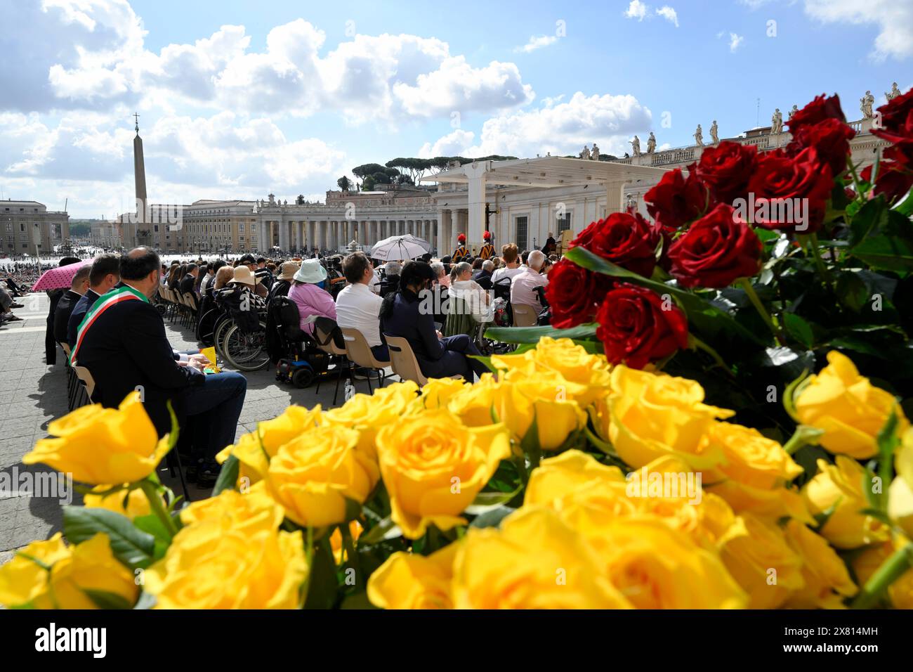 Vatikan, Vatikan. Mai 2024. **NO LIBRI** Italien, Rom, Vatikan, 22.05.2024.Papst Franziskus während seiner wöchentlichen Generalaudienz auf dem Petersplatz, Vatikanstadt. Foto von VATIKANISCHEN MEDIEN/Katholische Presse Foto Credit: Unabhängige Fotoagentur/Alamy Live News Stockfoto