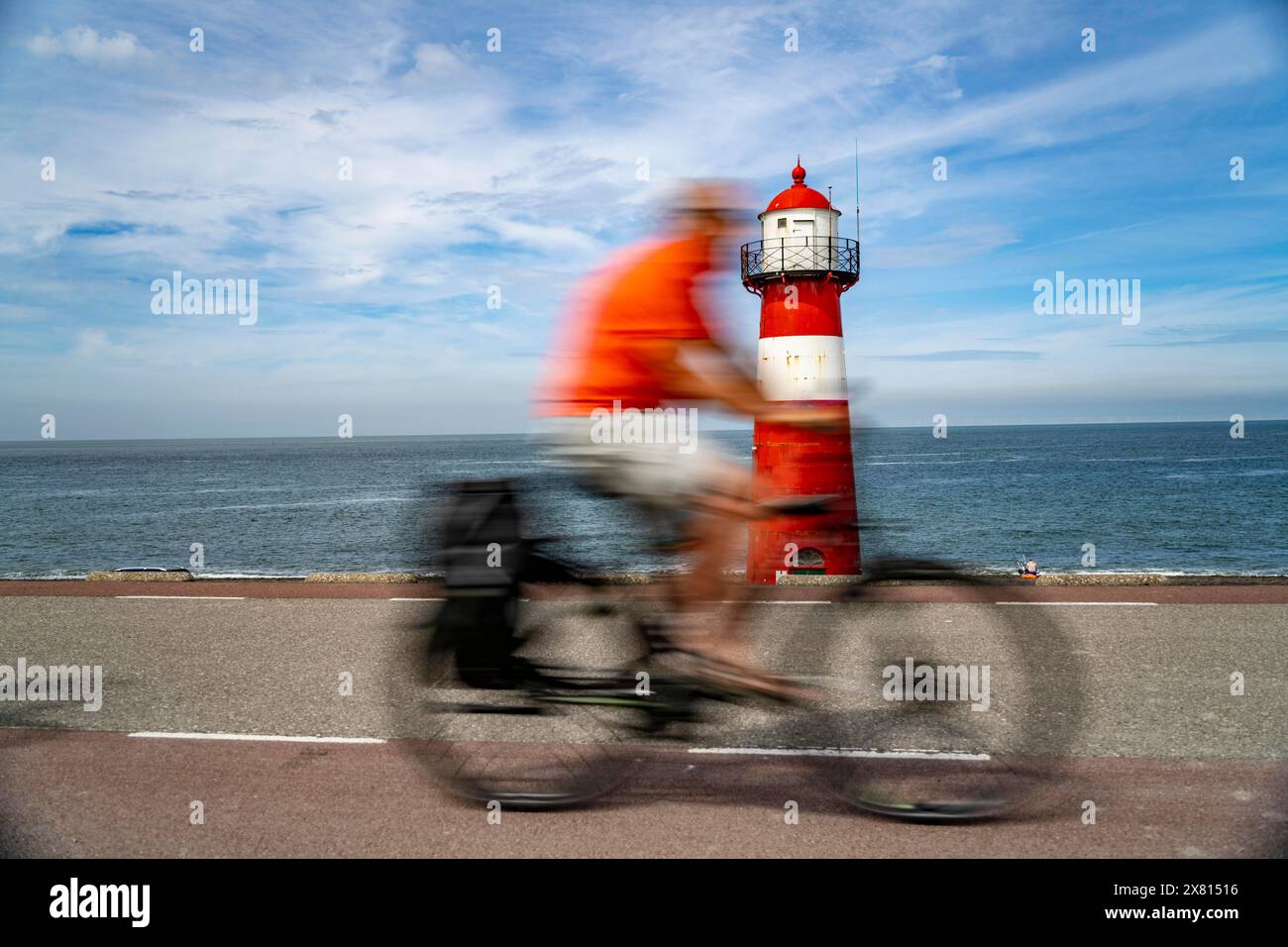 Nordseedeich bei Westkapelle, Leuchtturm Westkapelle Laag, Radfahrer auf dem Zeeuwse Wind Route Radweg, Provinz Zeeland, Halbinsel Walcheren, Stockfoto