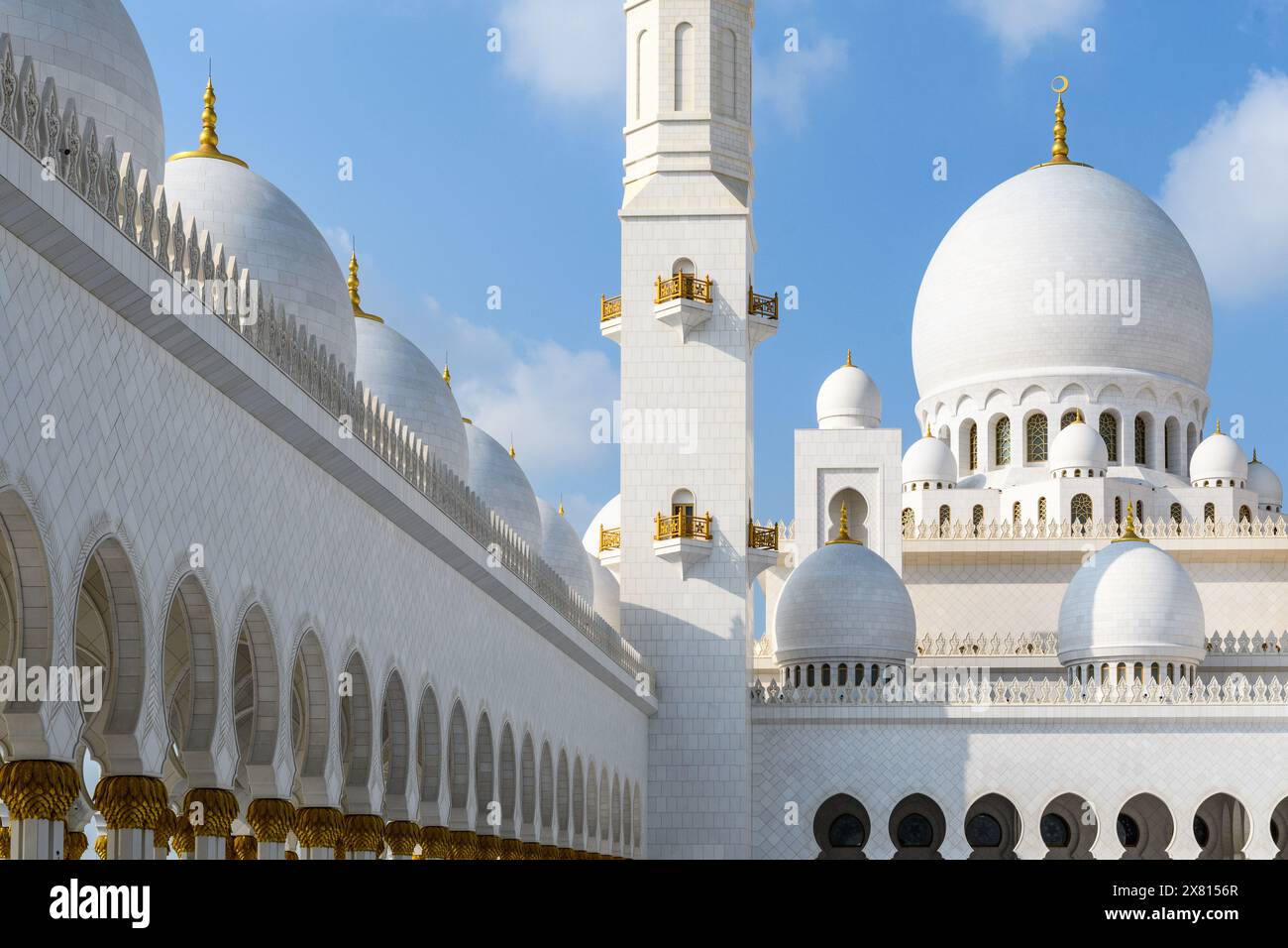 Die große Scheich-Zayed-Moschee in Abu Dhabi, ein Höhepunkt moderner islamischer Architektur und Design. Stockfoto