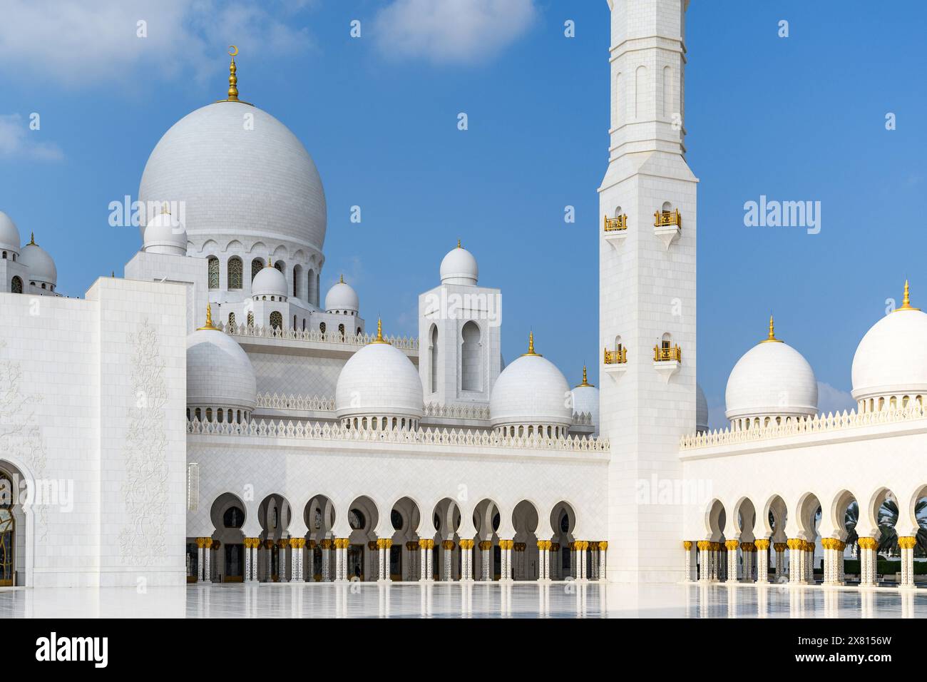 Die majestätische Scheich-Zayed-Moschee in Abu Dhabi, ein Wunder der modernen islamischen Architektur und des Designs. Stockfoto
